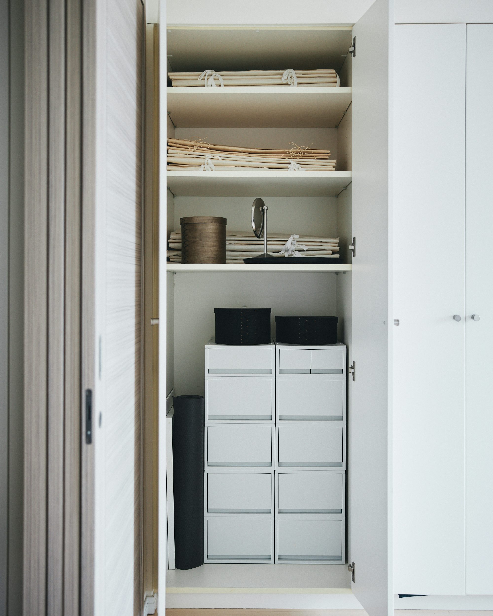 Sống trong căn ph&ograve;ng 12m&sup2;, t&ocirc;i chỉ giữ lại 15 nh&oacute;m đồ: C&agrave;ng &iacute;t đồ, nh&agrave; c&agrave;ng dễ thở- Ảnh 4.