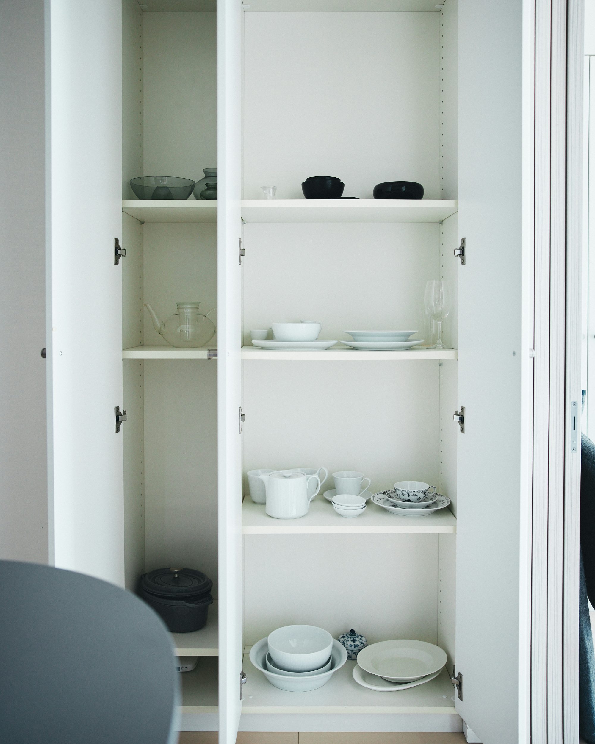 Sống trong căn ph&ograve;ng 12m&sup2;, t&ocirc;i chỉ giữ lại 15 nh&oacute;m đồ: C&agrave;ng &iacute;t đồ, nh&agrave; c&agrave;ng dễ thở- Ảnh 3.