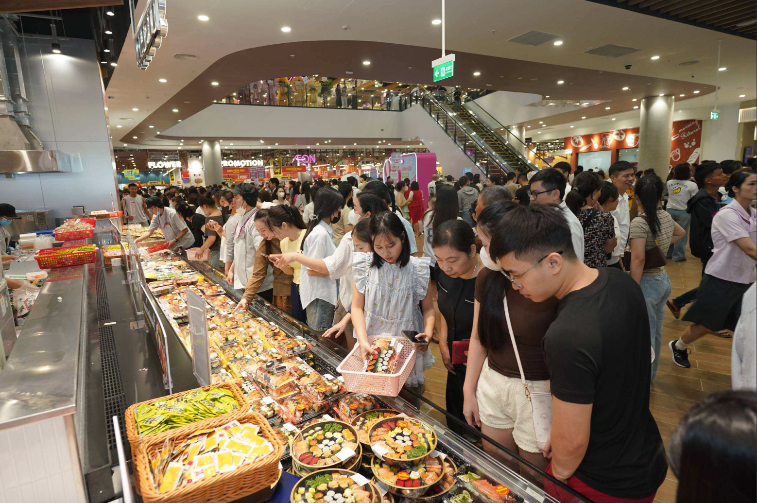 Người dân Thanh Hóa hào hứng trải nghiệm AEON trong những ngày đầu khai trương - Ảnh 2.