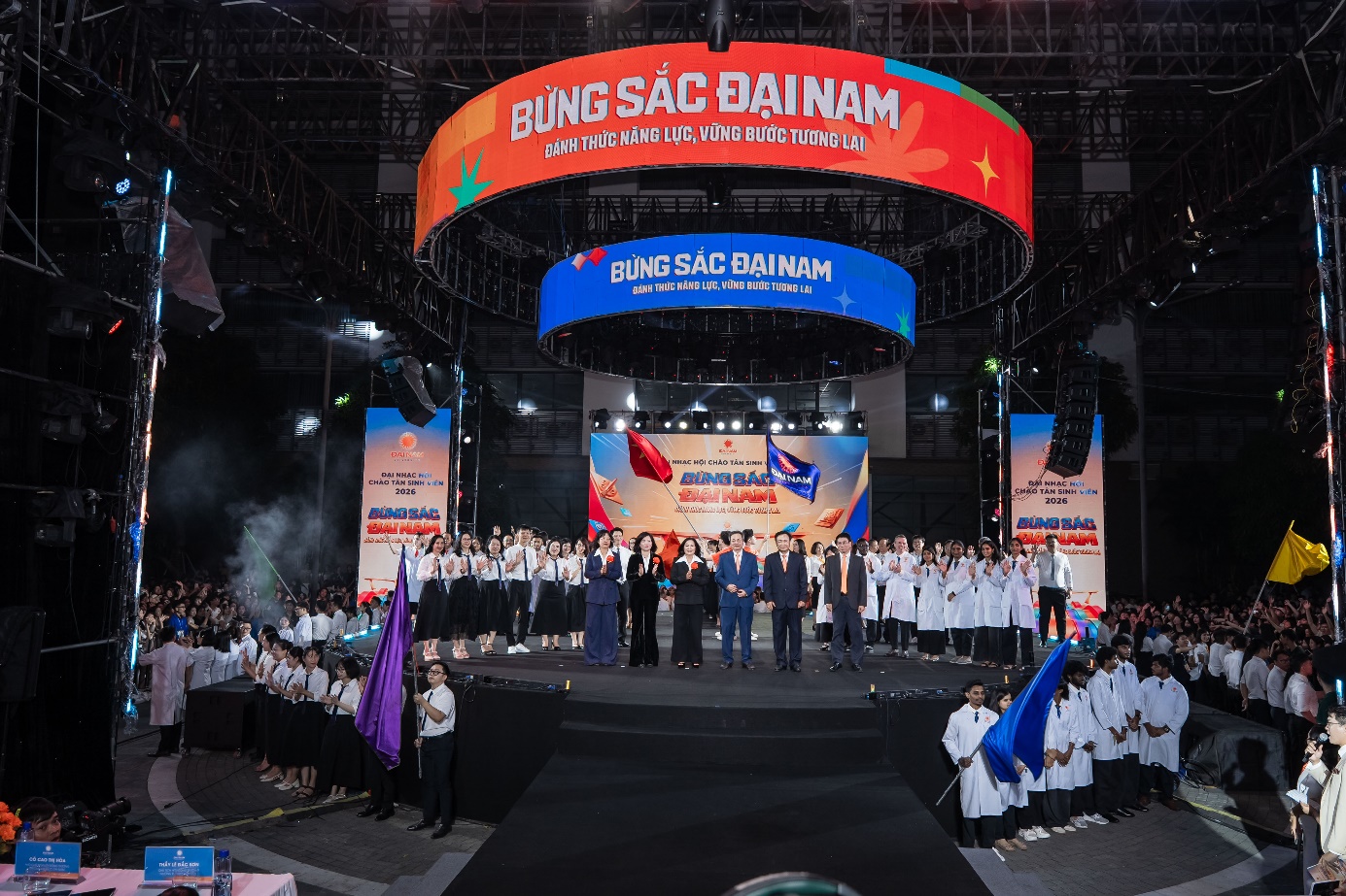 D&agrave;n sao V-pop, s&acirc;n khấu 360 độ &ldquo;chiếm spotlight&rdquo;, nhưng khoảnh khắc n&agrave;y mới thực sự chạm cảm x&uacute;c tại Đại nhạc hội K20 DNU - Ảnh 4.