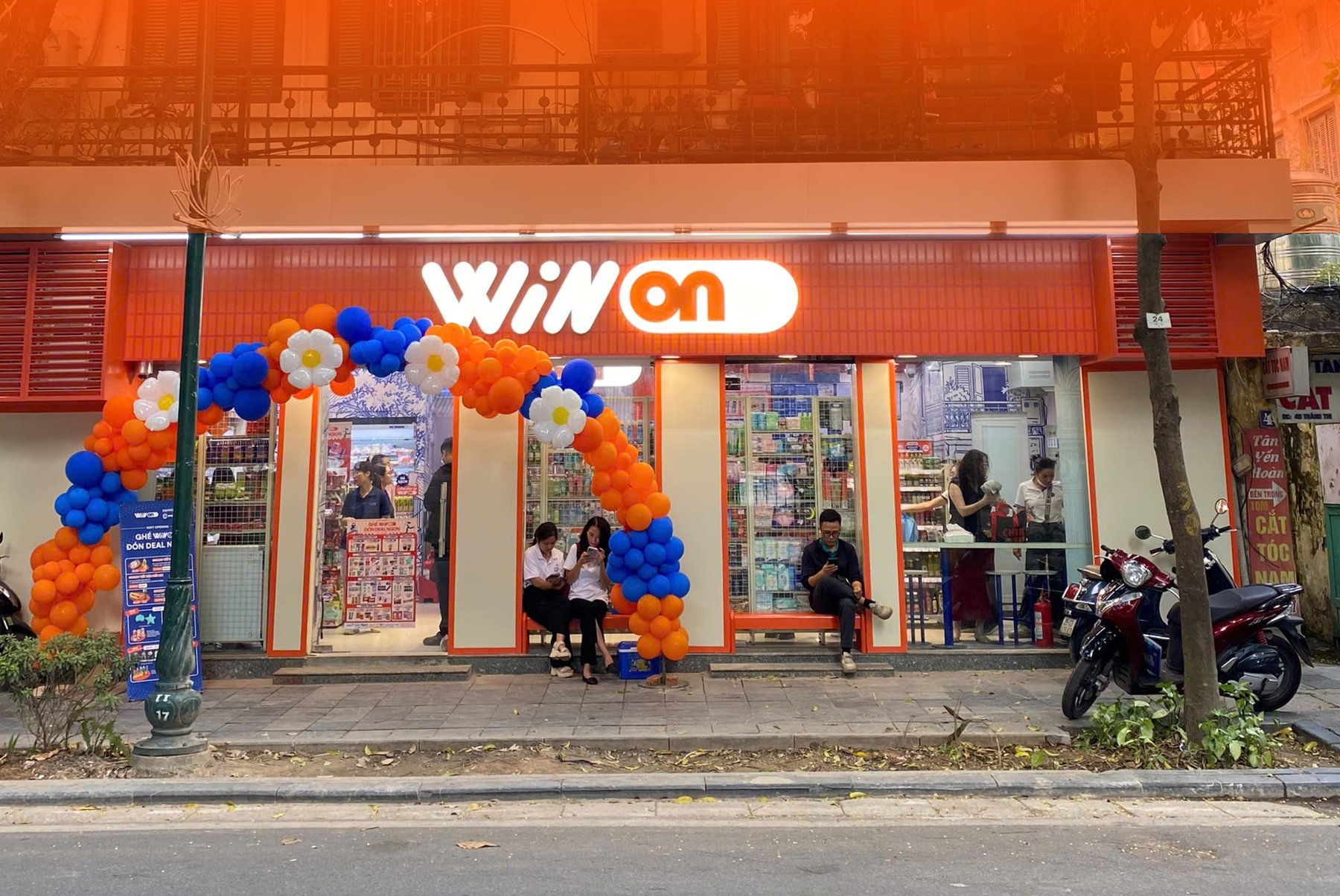 Tr&agrave; sen cốm non, cơm tấm, b&aacute;nh m&igrave; chả c&aacute;: Cửa h&agrave;ng tiện lợi giờ đ&atilde; &ldquo;đậm vị Việt&rdquo; - Ảnh 1.