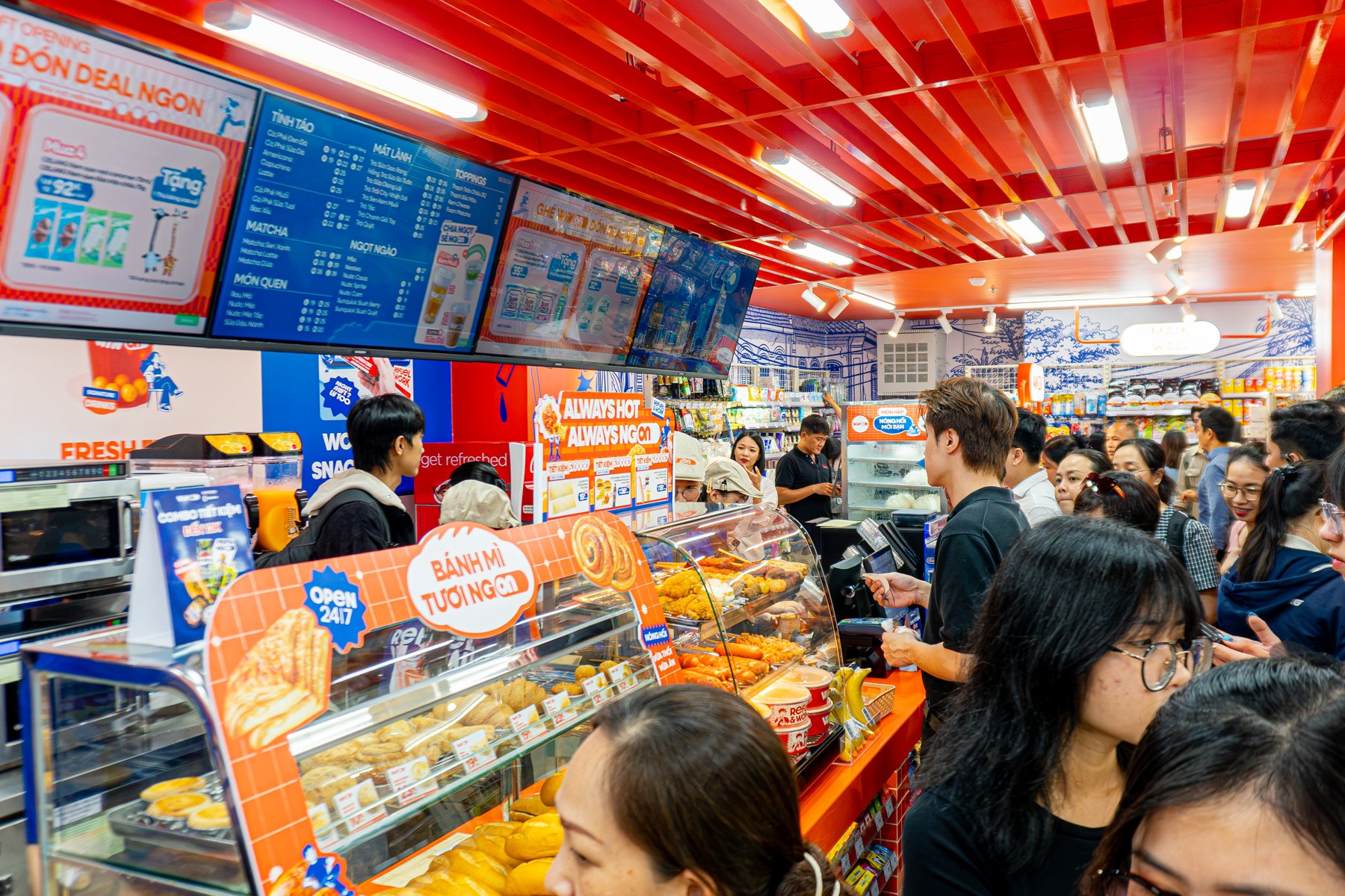 Tr&agrave; sen cốm non, cơm tấm, b&aacute;nh m&igrave; chả c&aacute;: Cửa h&agrave;ng tiện lợi giờ đ&atilde; &ldquo;đậm vị Việt&rdquo; - Ảnh 9.
