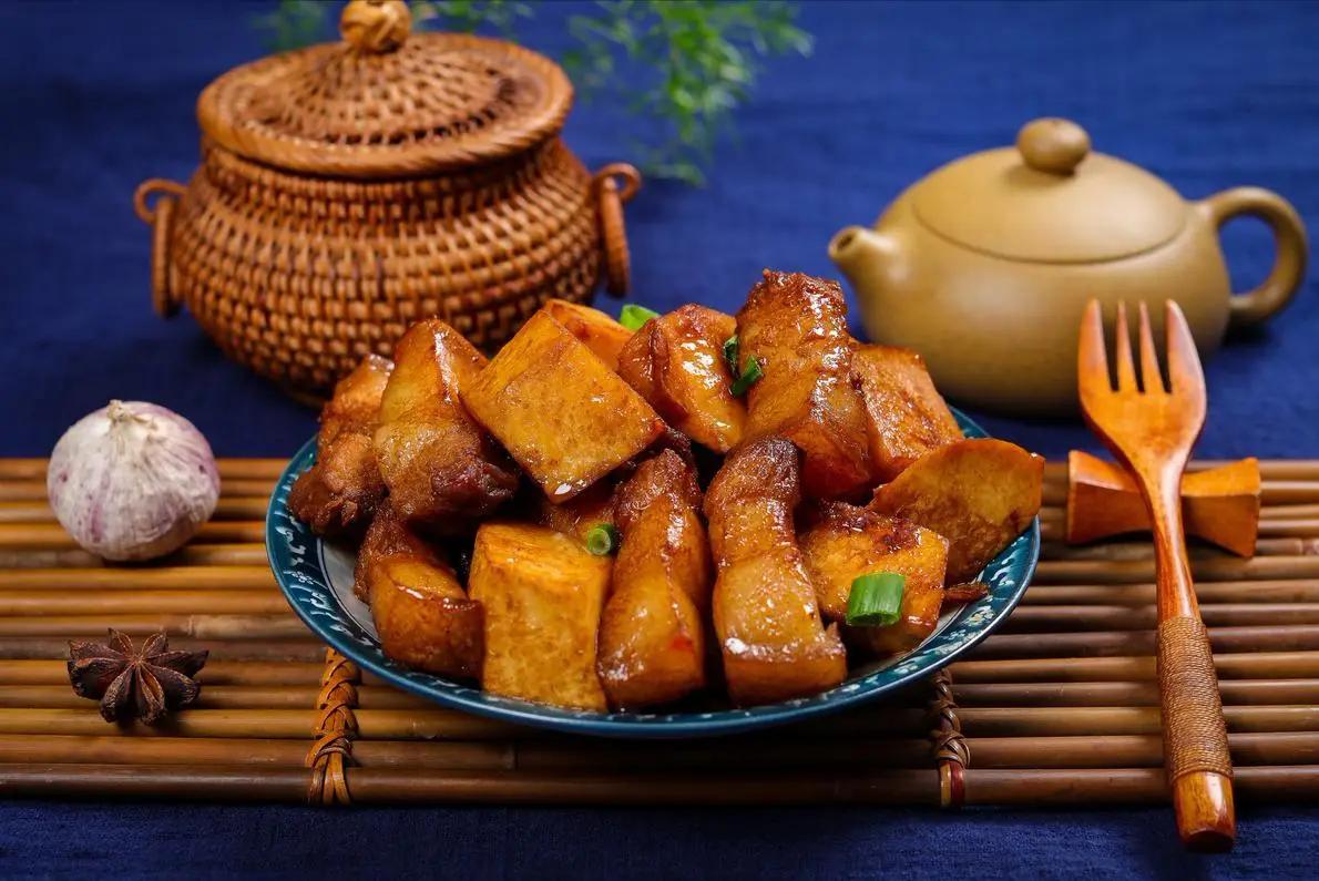 Loại nguyên liệu này đang vào mùa, đem kho cùng thịt ba chỉ là có món ăn ngon "bay sạch cả nồi cơm" - Ảnh 1.