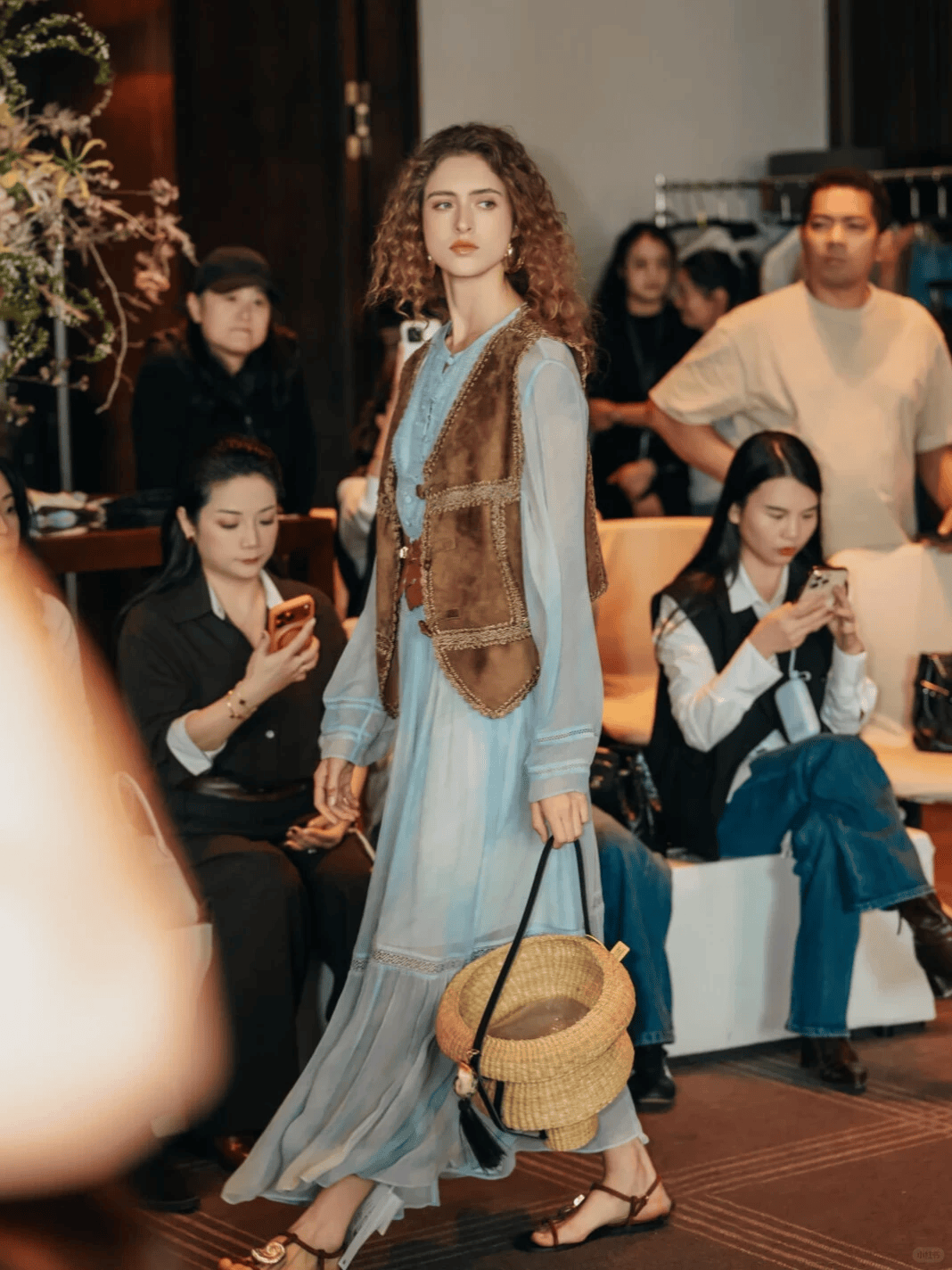 4 công thức phối đồ layer cực hot mùa thu: Chiếc áo gile đa năng và nghệ thuật tạo nên thần thái trí thức, sang trọng nàng nào cũng nên thử- Ảnh 23.
