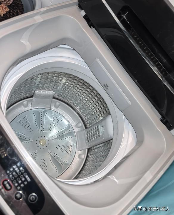 D&ugrave;ng m&aacute;y giặt cửa trước suốt 5 năm, t&ocirc;i bất ngờ đổi sang cửa tr&ecirc;n: Tr&ocirc;ng hơi &ldquo;lỗi thời&rdquo; nhưng c&agrave;ng d&ugrave;ng c&agrave;ng thấy tiện - Ảnh 2.