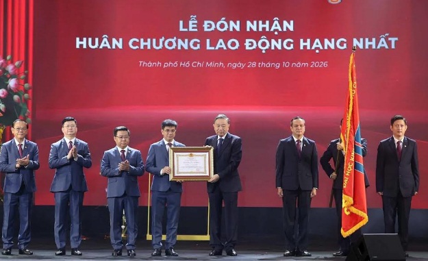 Tổng B&iacute; thư, Chủ tịch nước T&ocirc; L&acirc;m dự lễ kỷ niệm 50 năm UEH, trao Hu&acirc;n chương Lao động hạng Nhất - Ảnh 1.