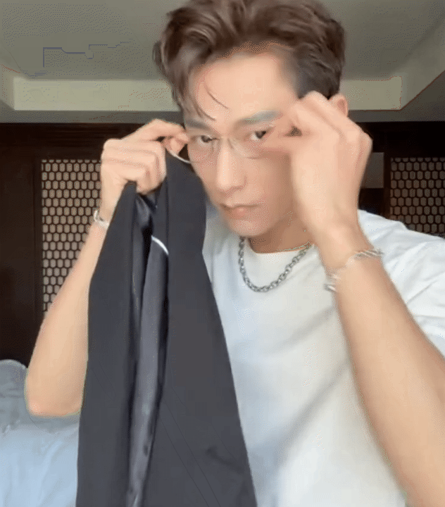 Ca sĩ Việt được đề cử đẹp nhất thế giới c&oacute; gương mặt l&atilde;o h&oacute;a ngược, xem từ nhỏ đến lớn kh&ocirc;ng thấy gi&agrave; đi  - Ảnh 1.
