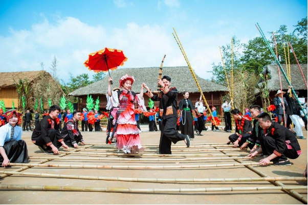 Mục sở thị tam giác mạch khoe sắc, hoa xác pháo tím điểm tô đỉnh Fansipan - Ảnh 11.