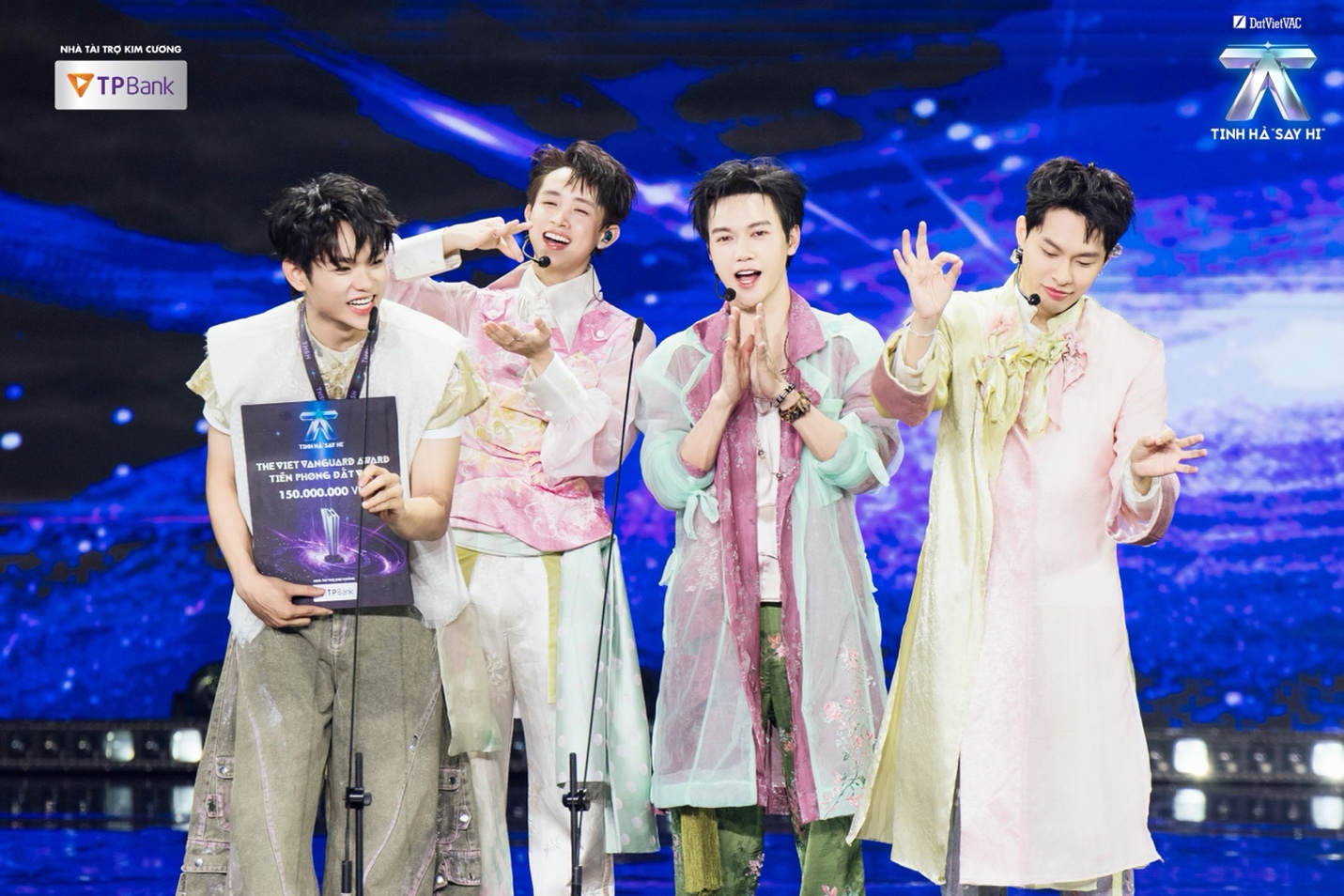 Tiết mục nhận giải &ldquo;The Viet Vanguard Award - Ti&ecirc;n Phong Đất Việt&rdquo;: Đưa ca tr&ugrave; l&ecirc;n Top 1 thịnh h&agrave;nh, học h&aacute;t từ nghệ nh&acirc;n 60 năm giữ nghề- Ảnh 2.