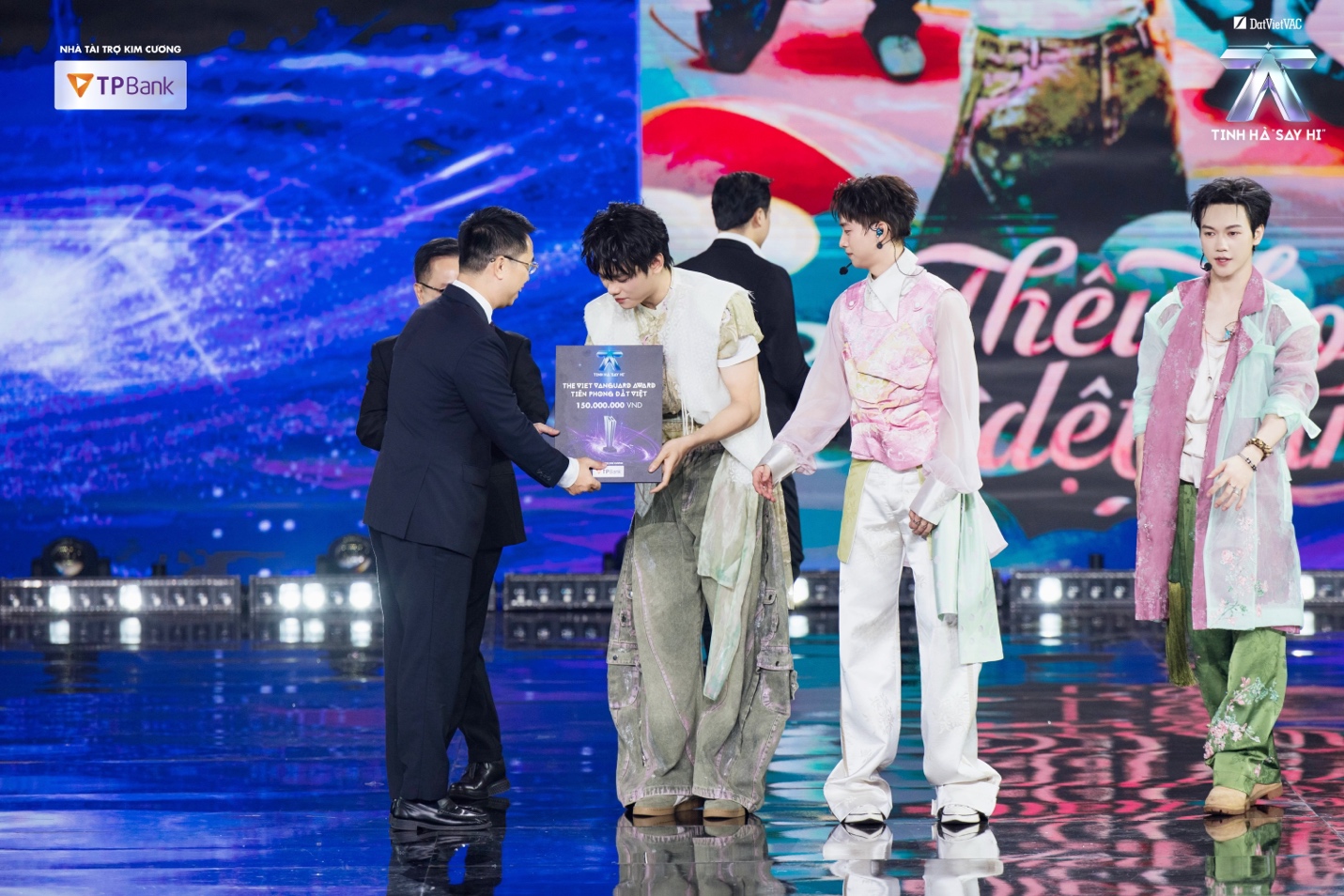 Tiết mục nhận giải &ldquo;The Viet Vanguard Award - Ti&ecirc;n Phong Đất Việt&rdquo;: Đưa ca tr&ugrave; l&ecirc;n Top 1 thịnh h&agrave;nh, học h&aacute;t từ nghệ nh&acirc;n 60 năm giữ nghề- Ảnh 3.