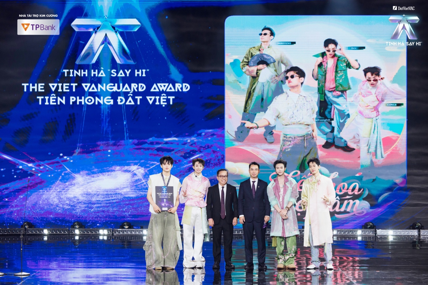 Tiết mục nhận giải &ldquo;The Viet Vanguard Award - Ti&ecirc;n Phong Đất Việt&rdquo;: Đưa ca tr&ugrave; l&ecirc;n Top 1 thịnh h&agrave;nh, học h&aacute;t từ nghệ nh&acirc;n 60 năm giữ nghề- Ảnh 4.