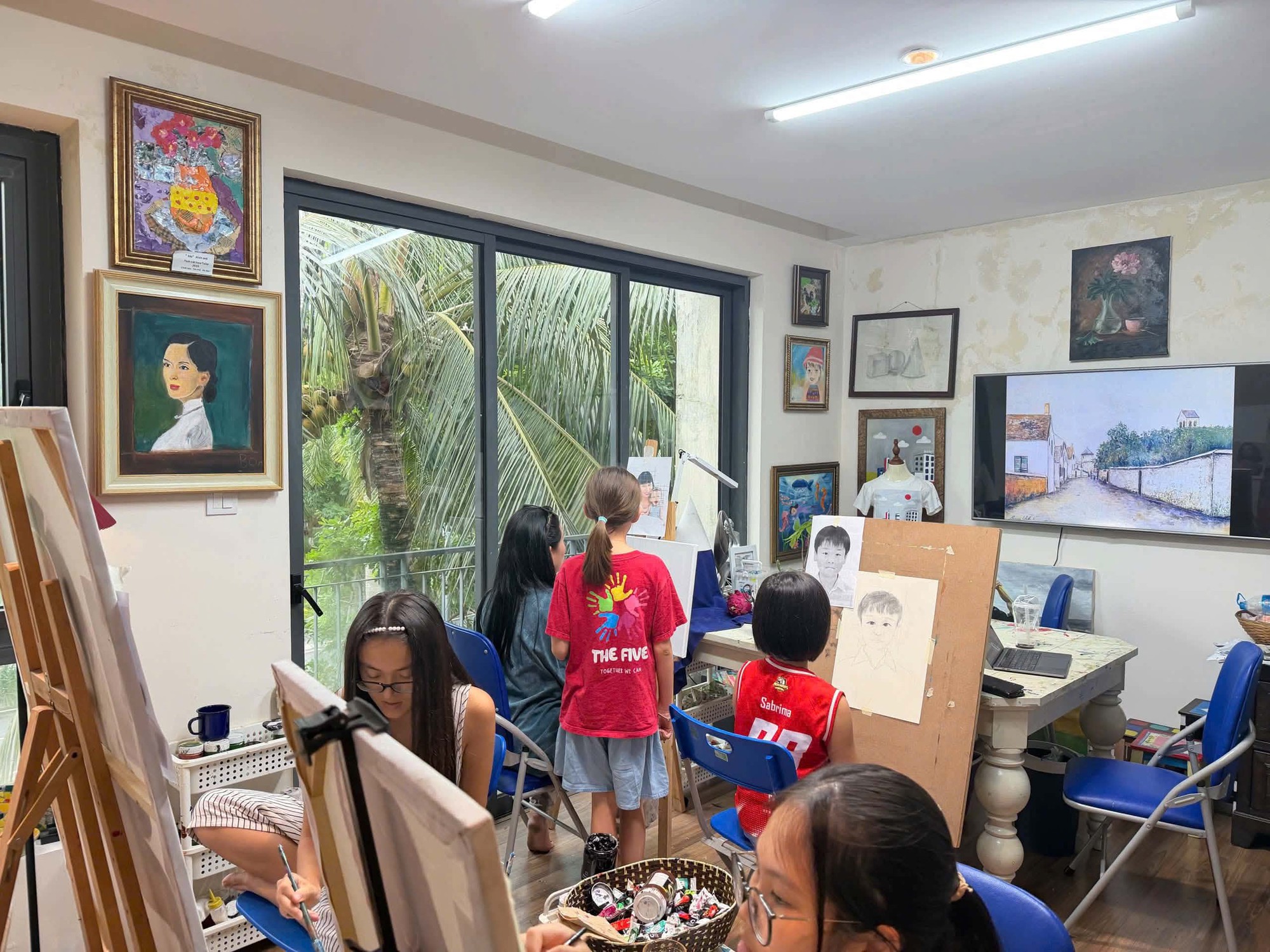 Diễm Hằng đưa nghệ thuật ra khỏi lớp học: Từ n&eacute;t vẽ trẻ thơ đến tinh thần "Made in Vietnam" - Ảnh 1.