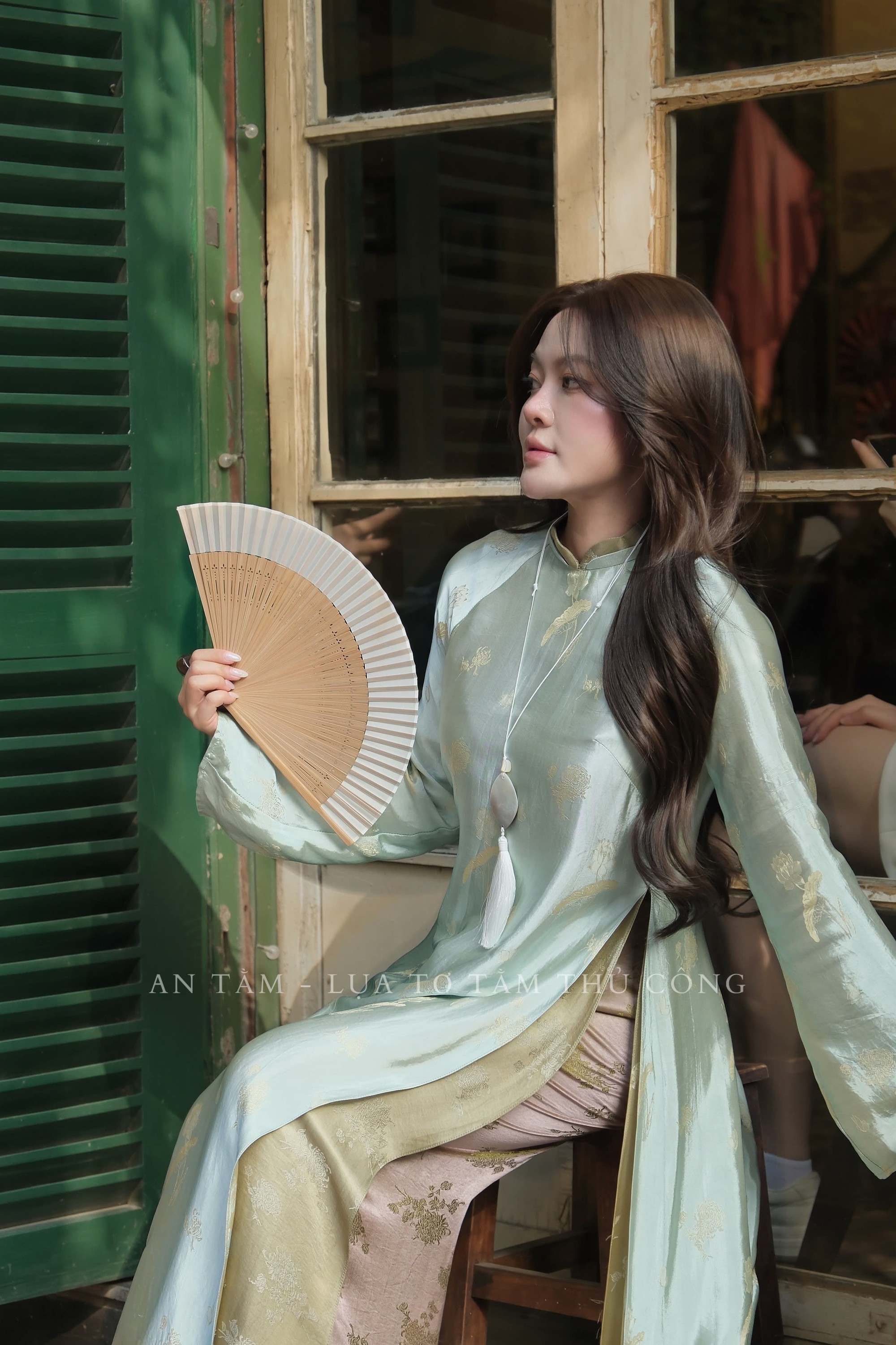 Phụ nữ 30+ mê áo dài “phú bà” vì sang trọng mà không cần cố trẻ - Ảnh 3.