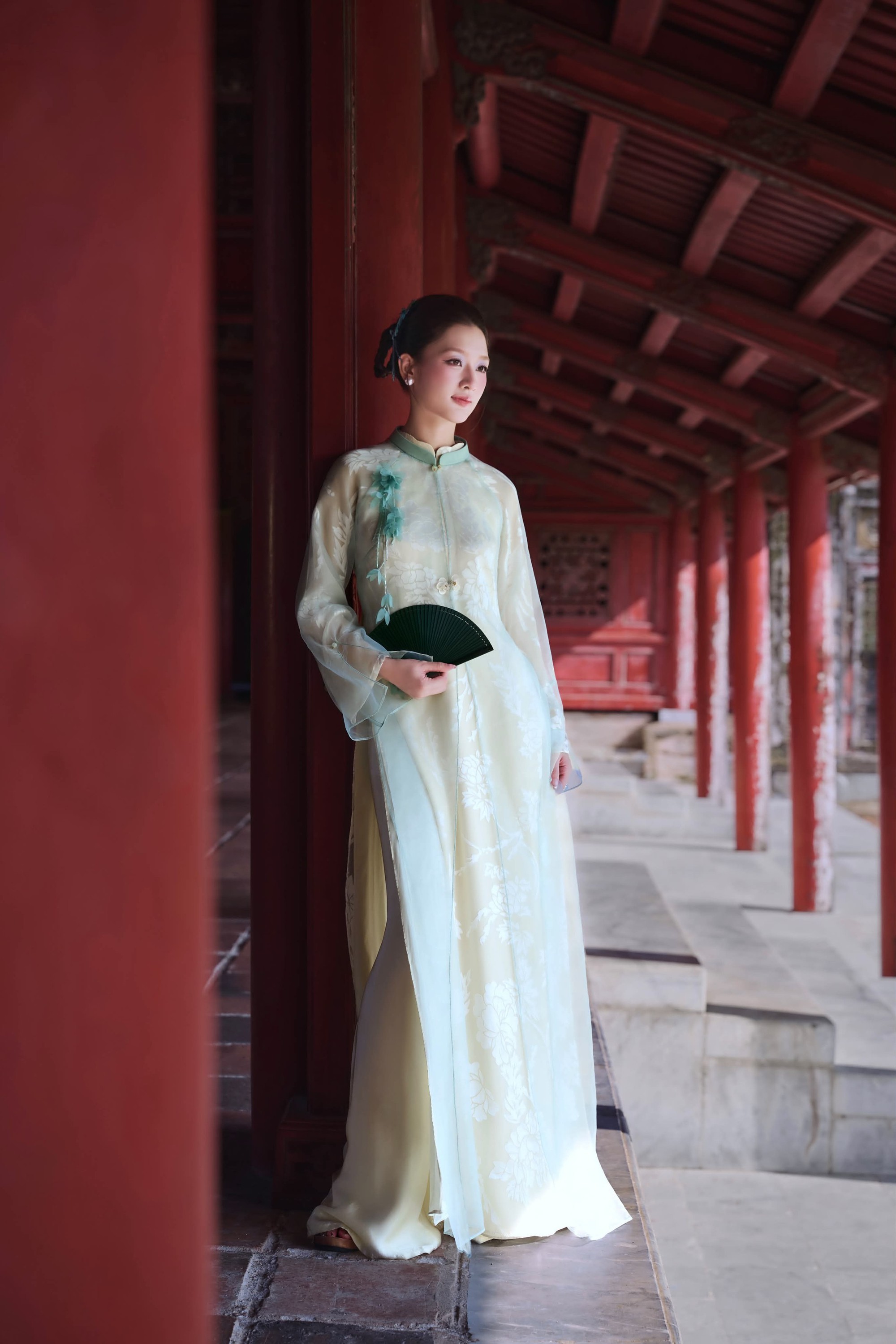 Phụ nữ 30+ mê áo dài “phú bà” vì sang trọng mà không cần cố trẻ - Ảnh 1.