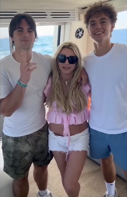 Chồng cũ Britney Spears nợ h&agrave;ng tỷ, bị kiện khi kh&ocirc;ng c&ograve;n nhận được "trợ cấp nu&ocirc;i con"- Ảnh 2.