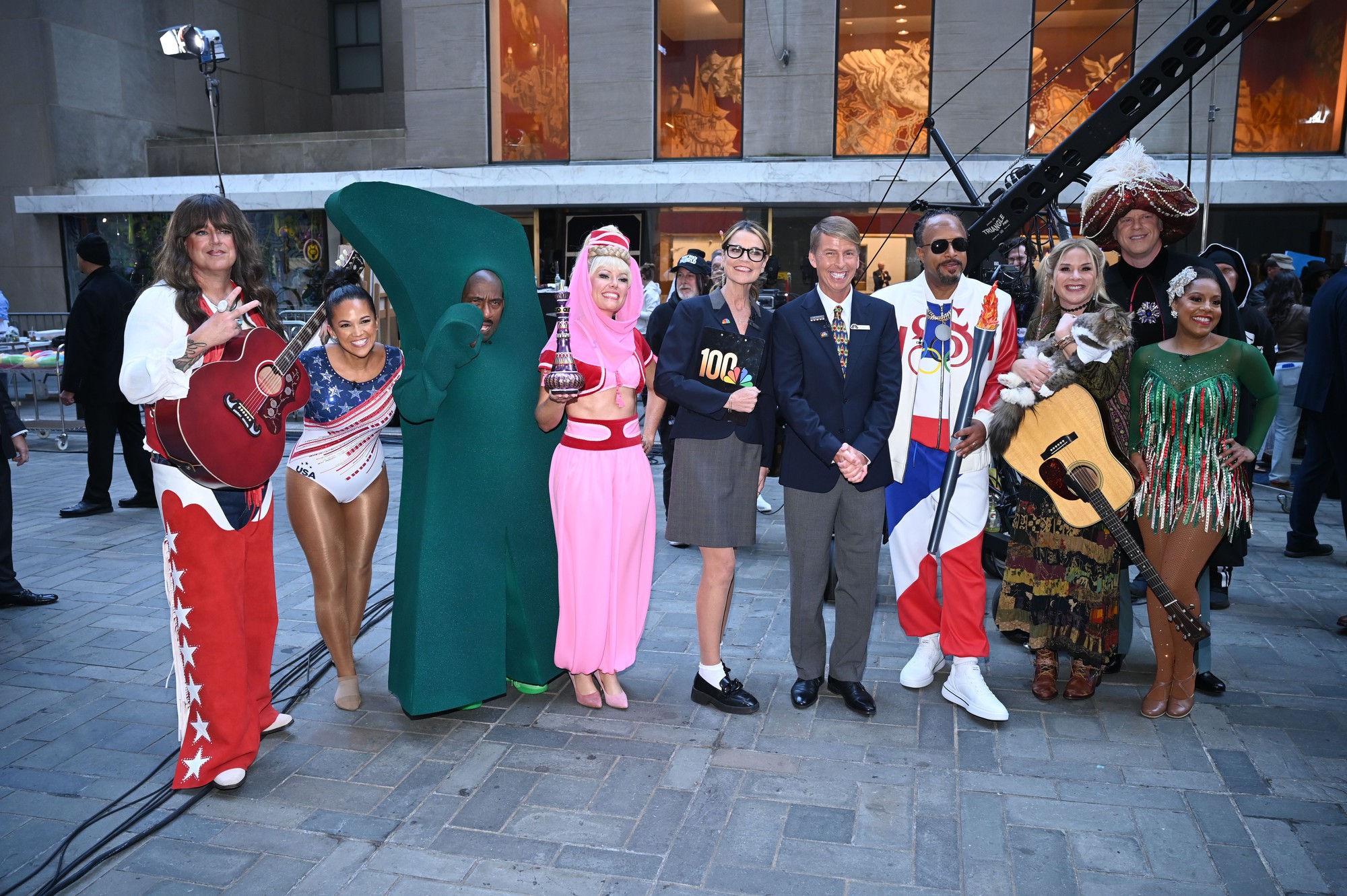 Sao USUK chơi lớn Halloween: Paris Hilton bê trăn sống hóa Britney Spears, Kim Kardashian hóa trang thành chính... con gái mình!- Ảnh 15.