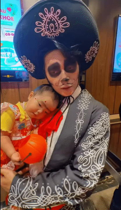 Bé Gạo nhà Ngô Thanh Vân - Huy Trần “chơi lớn” mùa Halloween: Hóa trang mệt nghỉ, hé lộ khoảnh khắc cực kỳ tình cảm với ba mẹ- Ảnh 8.