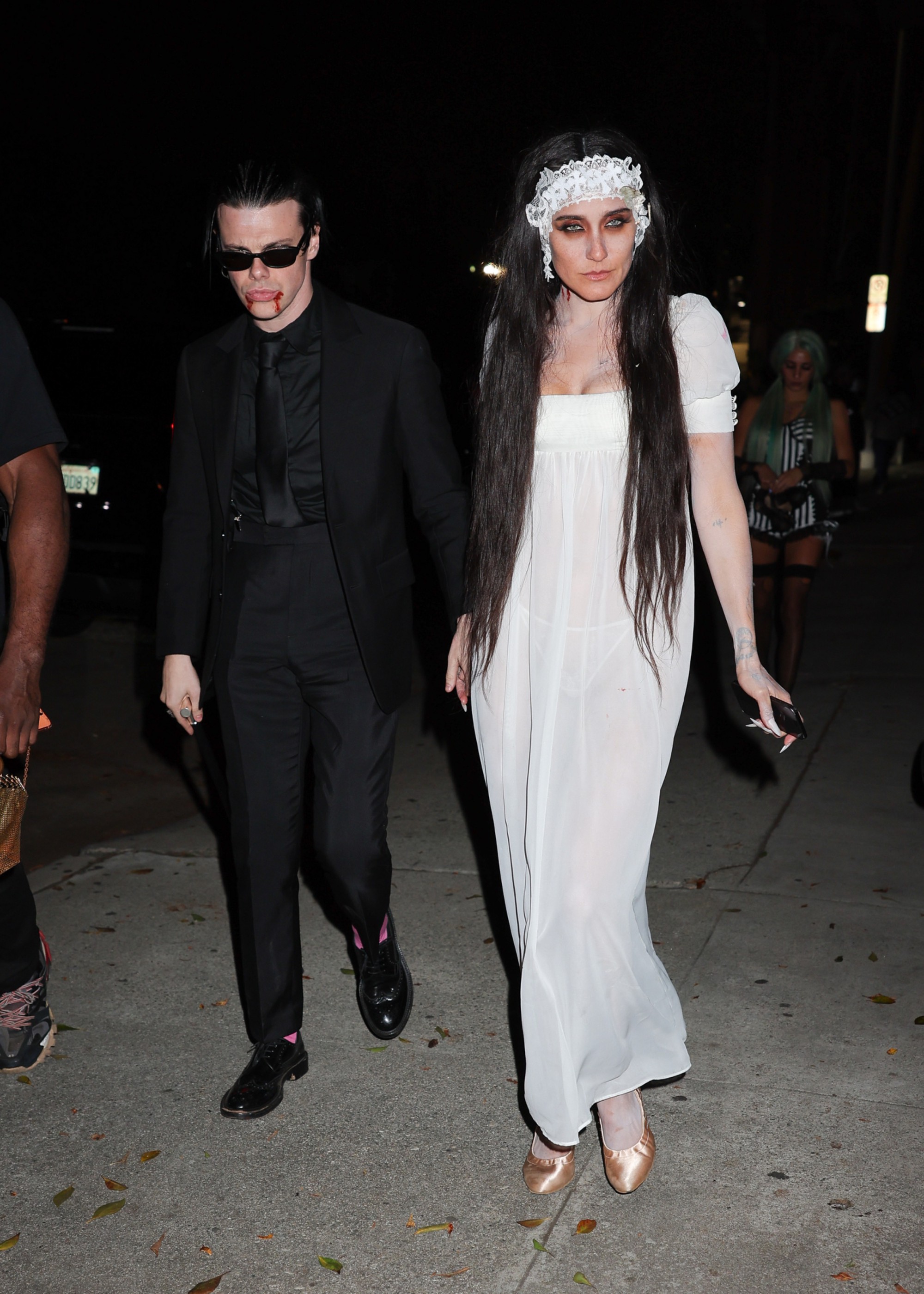 Sao USUK chơi lớn Halloween: Paris Hilton bê trăn sống hóa Britney Spears, Kim Kardashian hóa trang thành chính... con gái mình!- Ảnh 14.