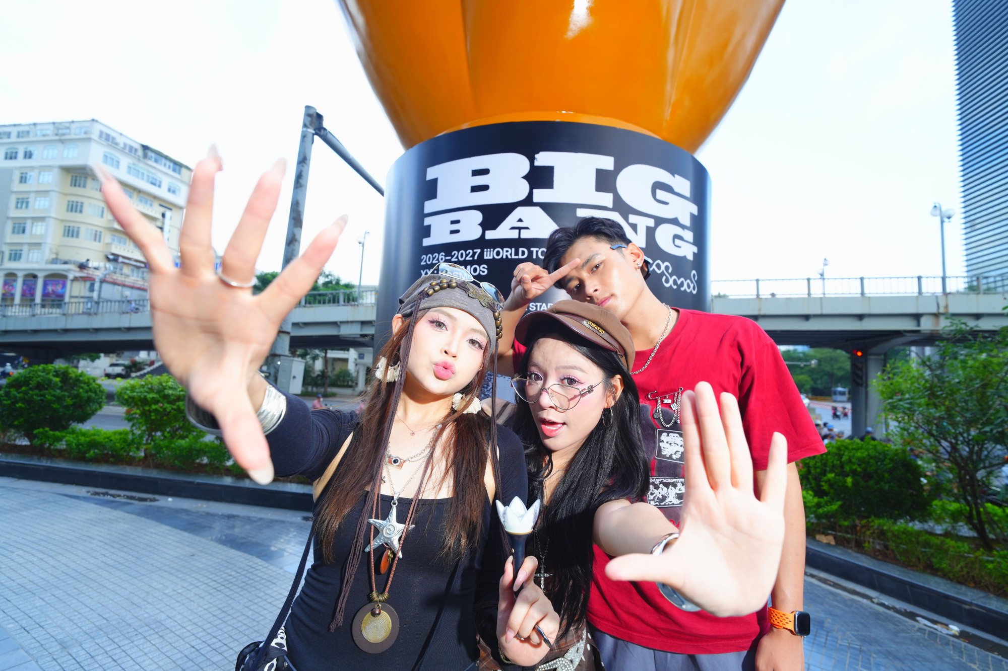 Chuyện g&igrave; ở trụ sở ng&acirc;n h&agrave;ng khiến fan BIGBANG k&eacute;o đến check-in từ s&aacute;ng tới tối?- Ảnh 1.
