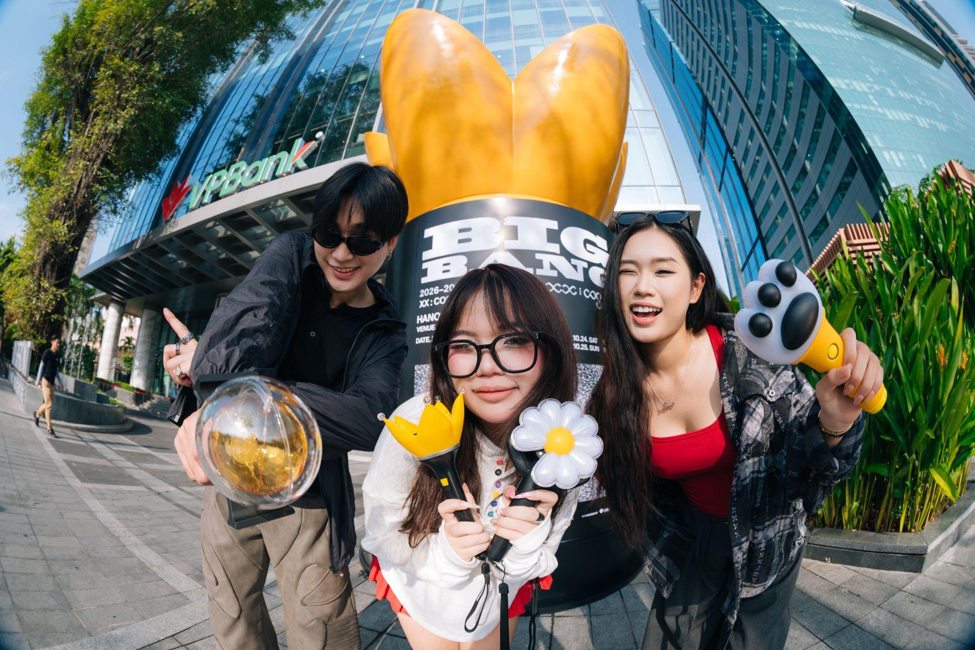 Chuyện g&igrave; ở trụ sở ng&acirc;n h&agrave;ng khiến fan BIGBANG k&eacute;o đến check-in từ s&aacute;ng tới tối?- Ảnh 2.