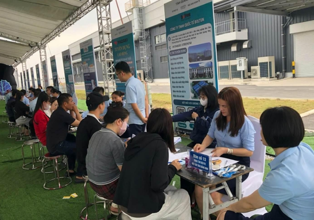 Quảng Ninh đẩy mạnh kết nối việc l&agrave;m, r&uacute;t ngắn thời gian thất nghiệp cho người lao động - Ảnh 1.