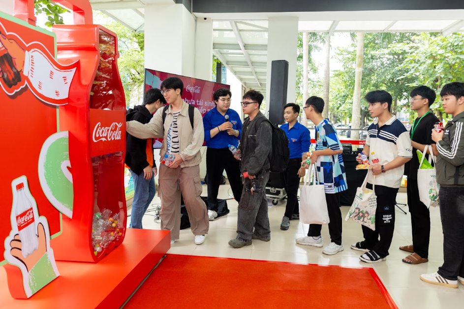 H&agrave;nh tr&igrave;nh 4 năm người trẻ h&igrave;nh th&agrave;nh th&oacute;i quen thu gom v&agrave; t&aacute;i chế chai nhựa- Ảnh 2.