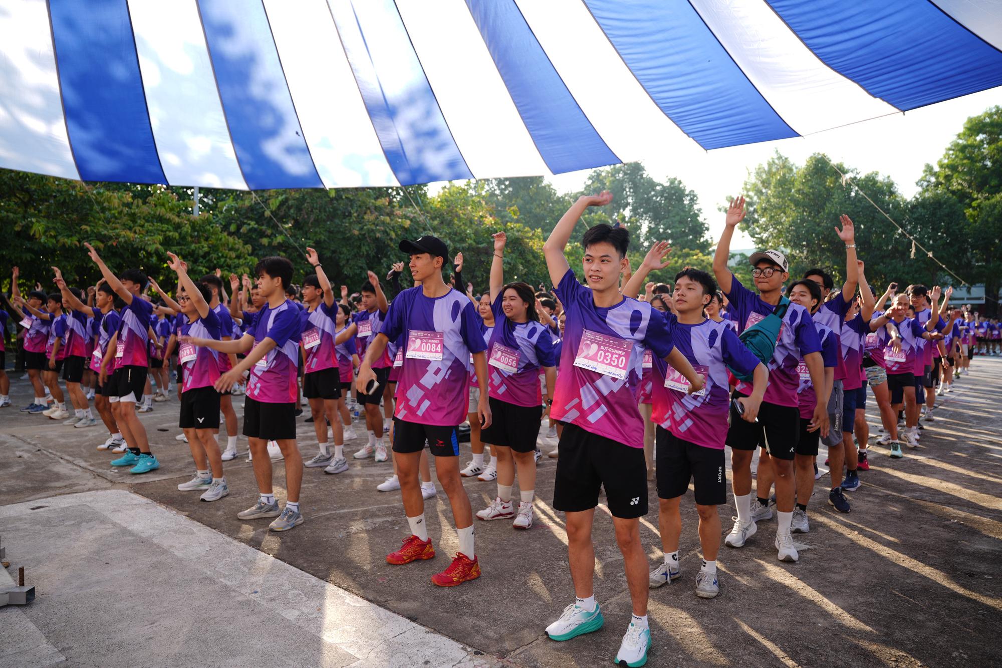 Lý do đặc biệt khiến gần 3.000 sinh viên Bách Khoa Hà Nội và Đà Nẵng cùng xỏ giày xuống đường chạy- Ảnh 3.