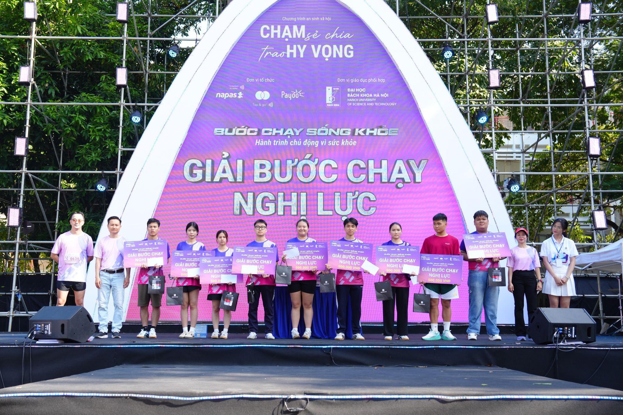Lý do đặc biệt khiến gần 3.000 sinh viên Bách Khoa Hà Nội và Đà Nẵng cùng xỏ giày xuống đường chạy- Ảnh 4.