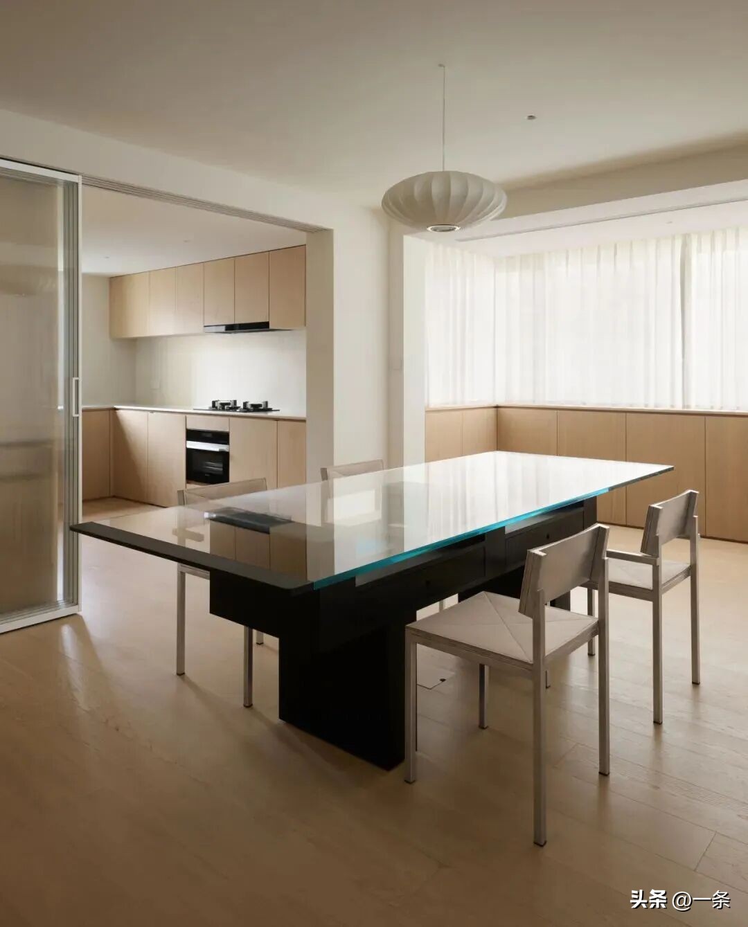 40 tuổi, nữ kiến trúc sư cải tạo căn hộ 170m² chỉ để phục vụ một người: Nhìn bên trong mới hiểu vì sao cô nói "sống một mình rất tuyệt" - Ảnh 5.