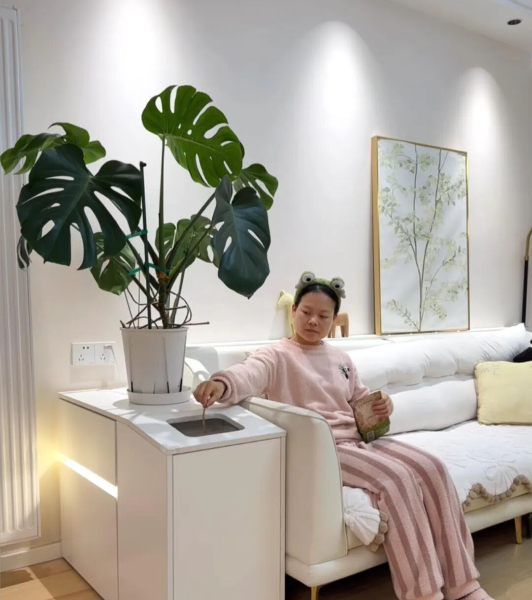 Bên cạnh sofa không nhất thiết phải đặt bàn phụ: 7 cách tận dụng không gian của người trẻ vừa gọn vừa thiết thực - Ảnh 1.