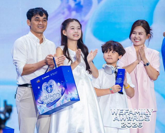 Con trai Đăng Kh&ocirc;i Thủy Anh tung tăng tr&ecirc;n s&acirc;n khấu, b&eacute; Dino đứng l&ecirc;n cổ vũ mẹ Ngọc Khu&ecirc;: D&agrave;n nh&oacute;c tỳ đ&aacute;ng y&ecirc;u g&oacute;p mặt tại WeFamily Awards 2026- Ảnh 10.