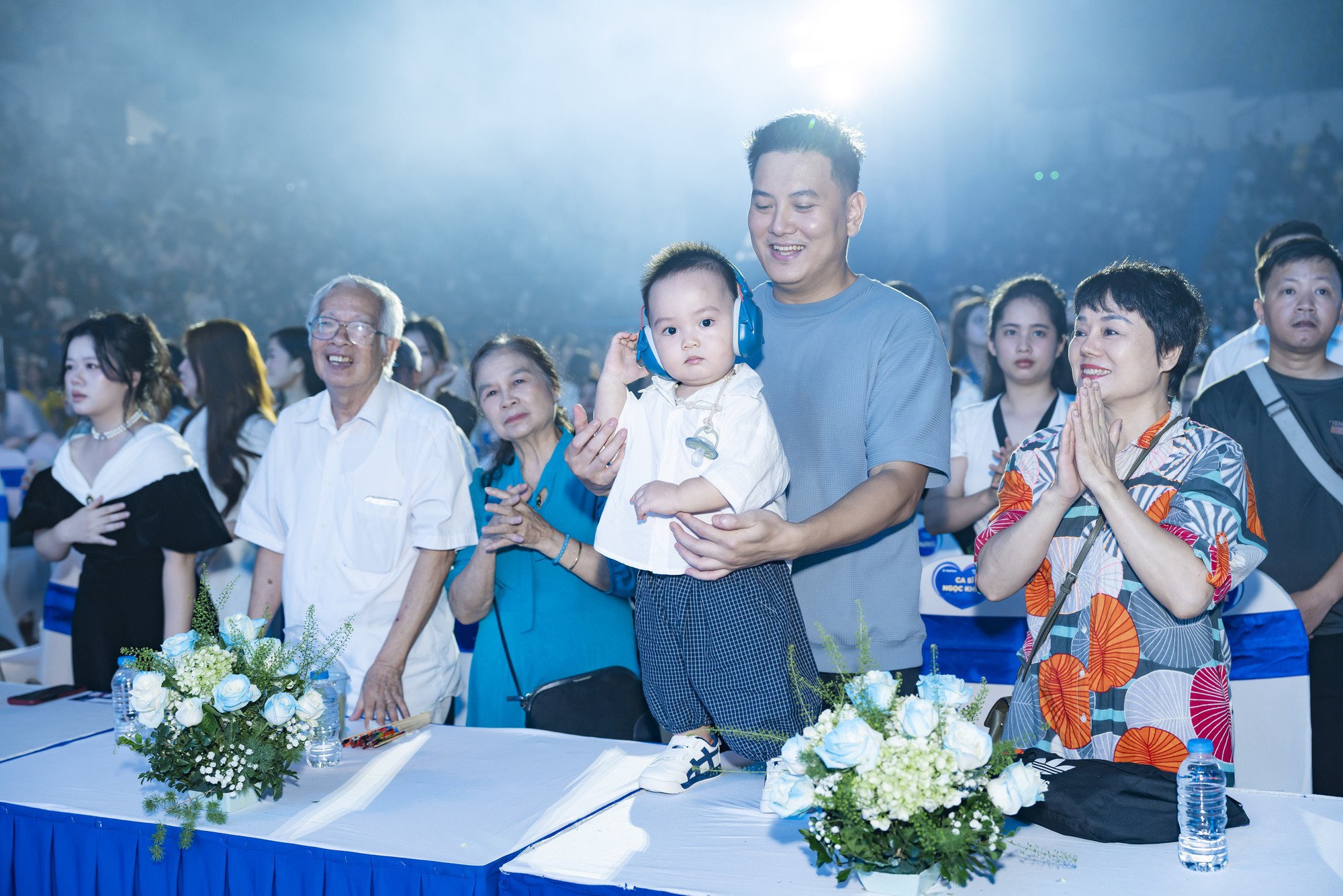 Con trai Đăng Kh&ocirc;i Thủy Anh tung tăng tr&ecirc;n s&acirc;n khấu, b&eacute; Dino đứng l&ecirc;n cổ vũ mẹ Ngọc Khu&ecirc;: D&agrave;n nh&oacute;c tỳ đ&aacute;ng y&ecirc;u g&oacute;p mặt tại WeFamily Awards 2026- Ảnh 6.