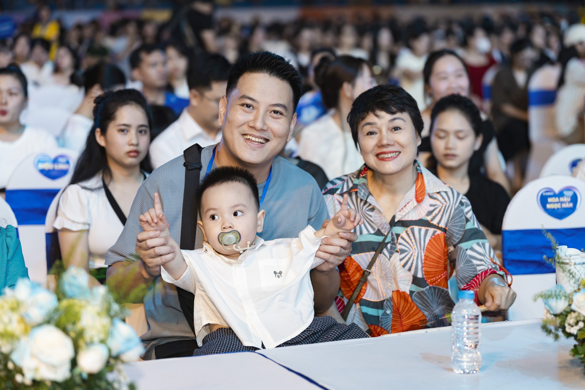 Con trai Đăng Kh&ocirc;i Thủy Anh tung tăng tr&ecirc;n s&acirc;n khấu, b&eacute; Dino đứng l&ecirc;n cổ vũ mẹ Ngọc Khu&ecirc;: D&agrave;n nh&oacute;c tỳ đ&aacute;ng y&ecirc;u g&oacute;p mặt tại WeFamily Awards 2026- Ảnh 7.