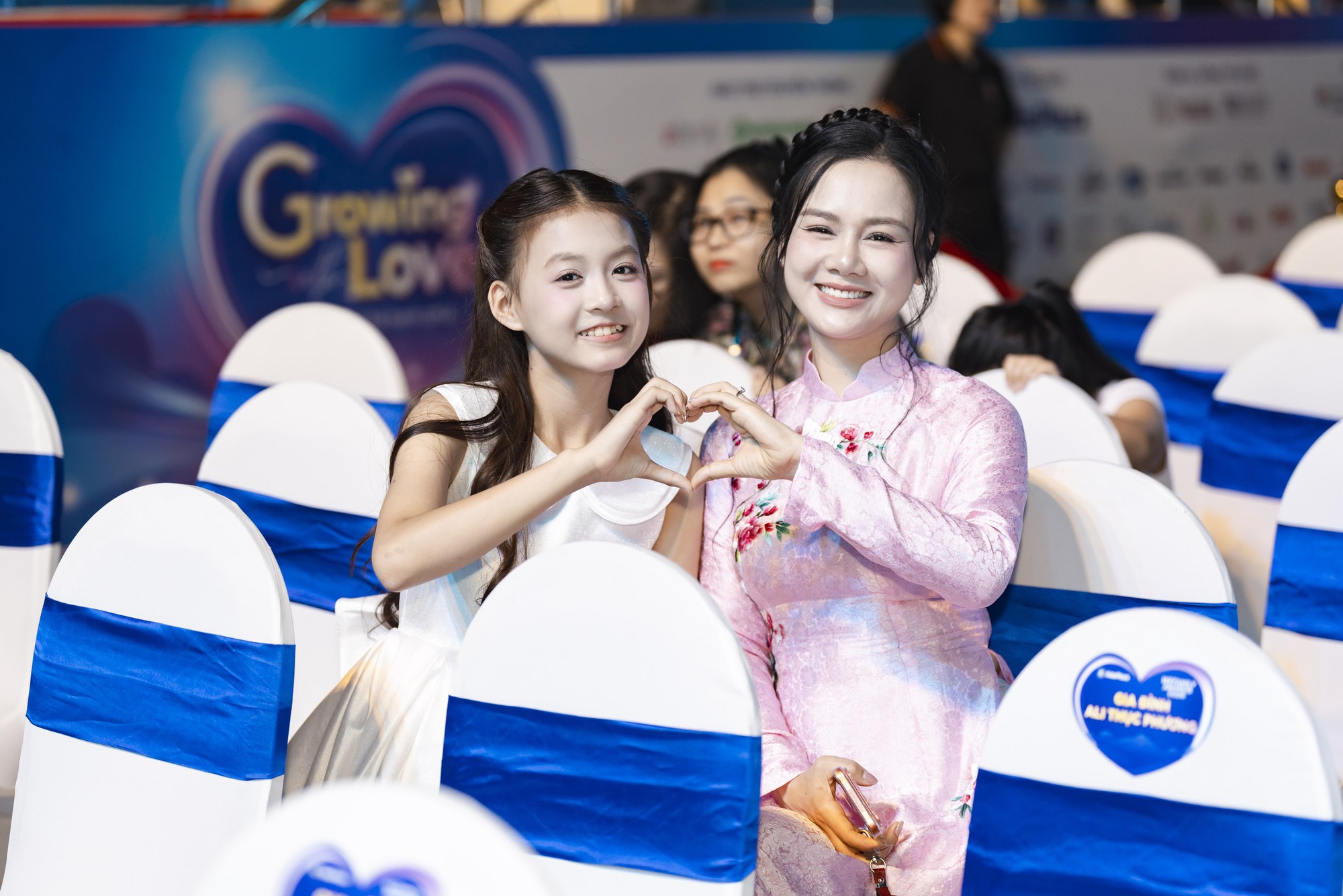 Con trai Đăng Kh&ocirc;i Thủy Anh tung tăng tr&ecirc;n s&acirc;n khấu, b&eacute; Dino đứng l&ecirc;n cổ vũ mẹ Ngọc Khu&ecirc;: D&agrave;n nh&oacute;c tỳ đ&aacute;ng y&ecirc;u g&oacute;p mặt tại WeFamily Awards 2026- Ảnh 8.