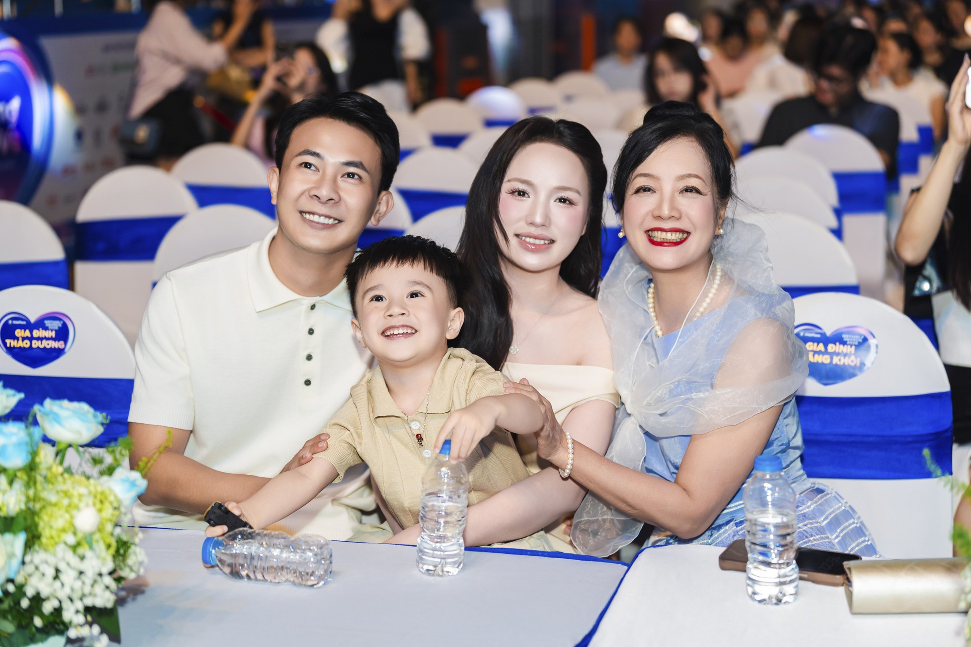 Con trai Đăng Kh&ocirc;i Thủy Anh tung tăng tr&ecirc;n s&acirc;n khấu, b&eacute; Dino đứng l&ecirc;n cổ vũ mẹ Ngọc Khu&ecirc;: D&agrave;n nh&oacute;c tỳ đ&aacute;ng y&ecirc;u g&oacute;p mặt tại WeFamily Awards 2026- Ảnh 14.