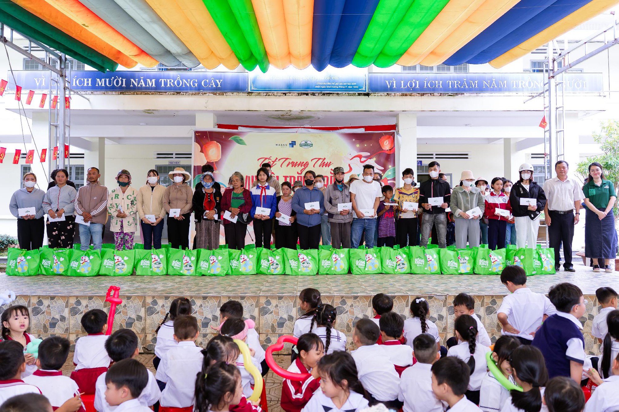 Phúc Long mang niềm vui đến hơn 400 trẻ em Phường B’lao- Ảnh 1.