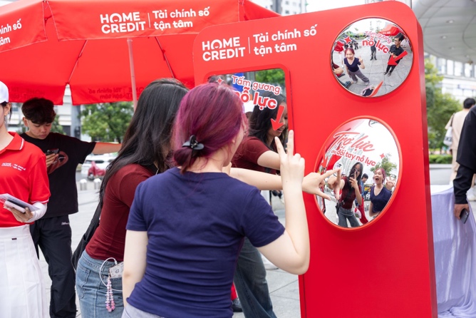&ldquo;Trạm Trợ Lực Home Credit&rdquo; tiếp sức hơn 3.000 đ&ocirc;i tay nỗ lực tại 5 điểm trạm tại TP.HCM v&agrave; H&agrave; Nội- Ảnh 2.