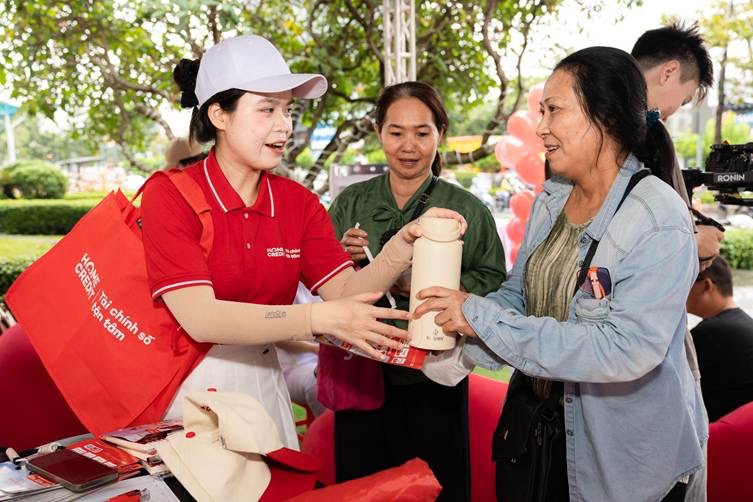 &ldquo;Trạm Trợ Lực Home Credit&rdquo; tiếp sức hơn 3.000 đ&ocirc;i tay nỗ lực tại 5 điểm trạm tại TP.HCM v&agrave; H&agrave; Nội- Ảnh 5.