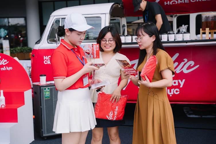 &ldquo;Trạm Trợ Lực Home Credit&rdquo; tiếp sức hơn 3.000 đ&ocirc;i tay nỗ lực tại 5 điểm trạm tại TP.HCM v&agrave; H&agrave; Nội- Ảnh 7.