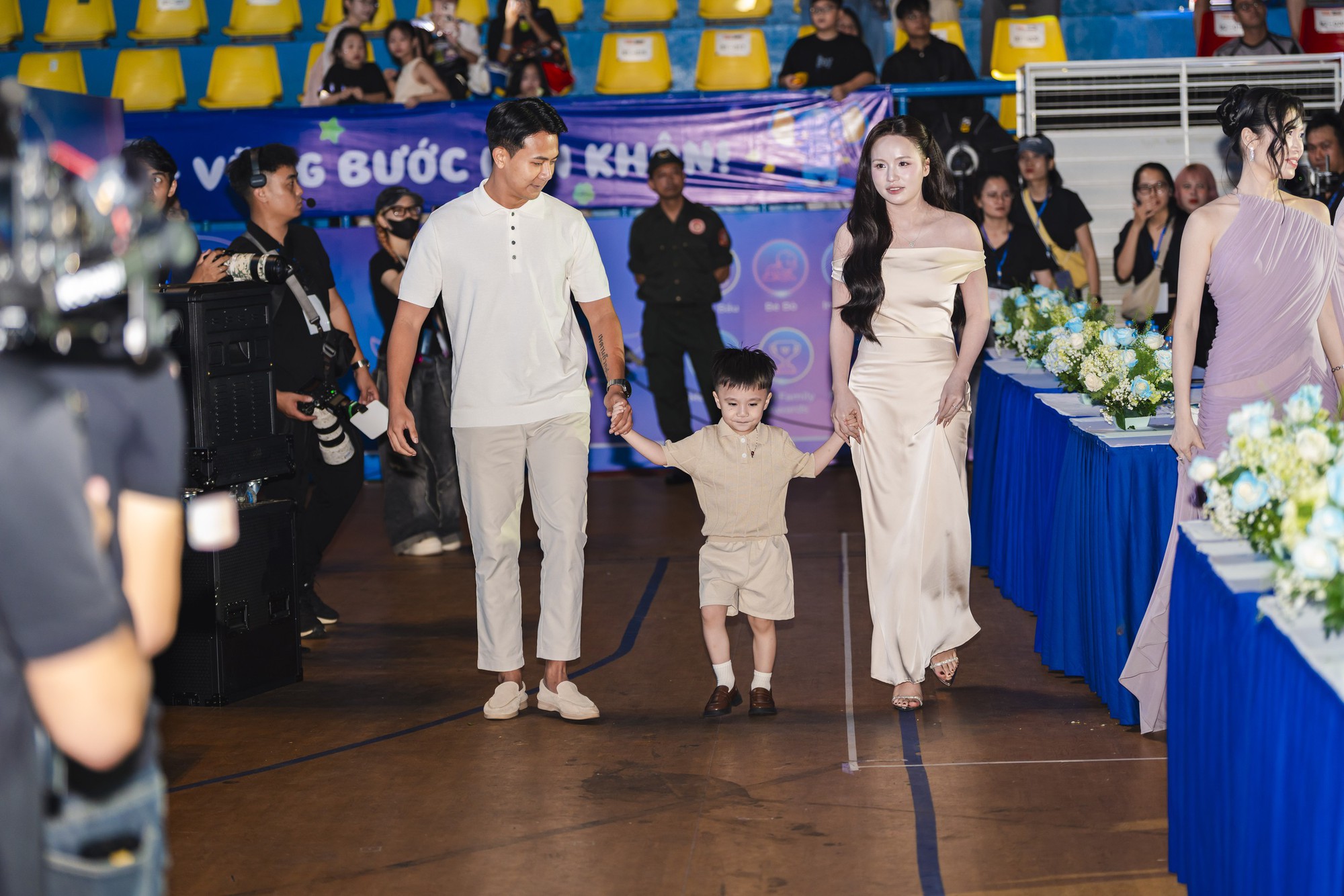 Con trai Đăng Kh&ocirc;i Thủy Anh tung tăng tr&ecirc;n s&acirc;n khấu, b&eacute; Dino đứng l&ecirc;n cổ vũ mẹ Ngọc Khu&ecirc;: D&agrave;n nh&oacute;c tỳ đ&aacute;ng y&ecirc;u g&oacute;p mặt tại WeFamily Awards 2026- Ảnh 15.