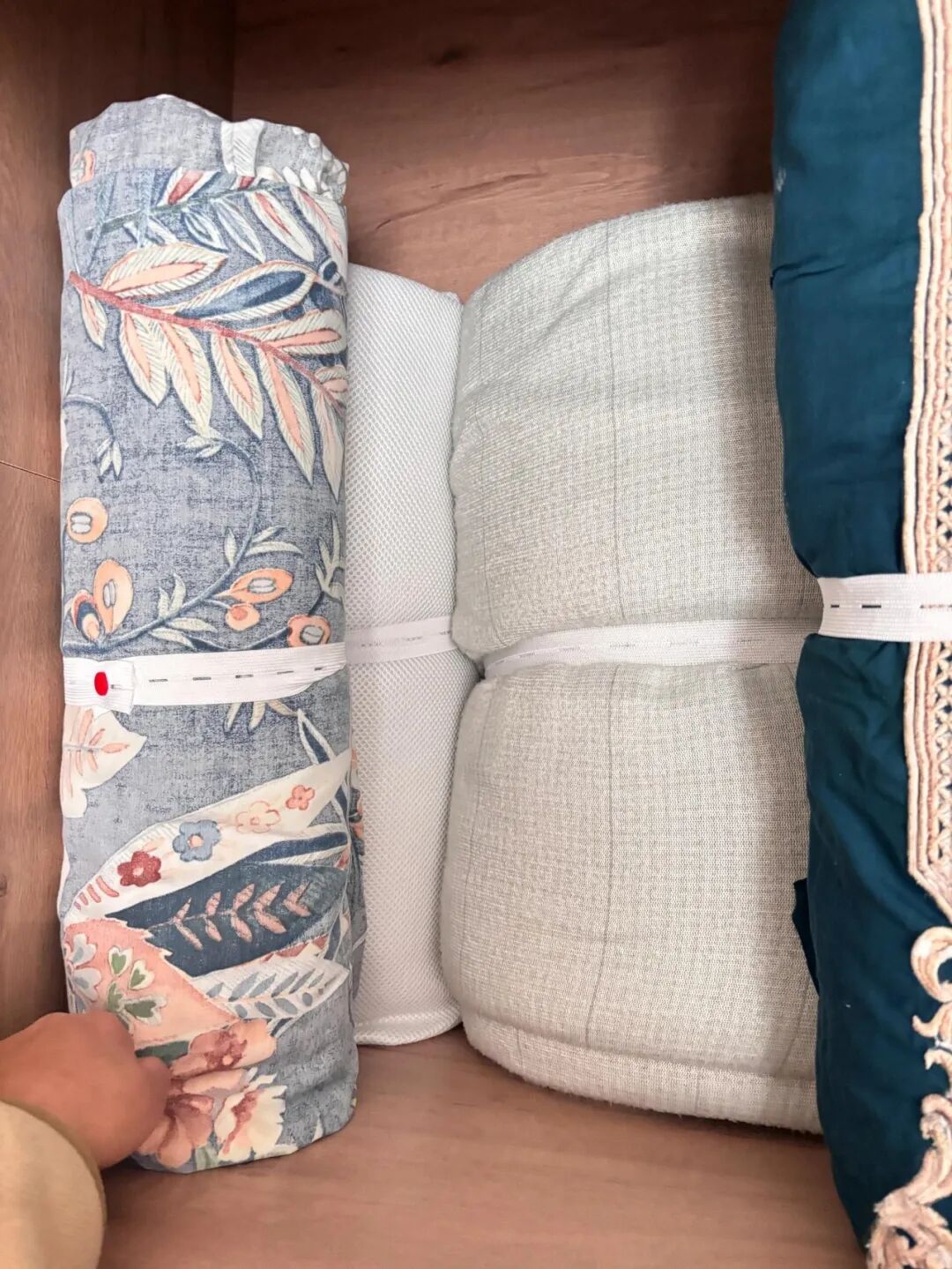 Không mua thêm hộp đựng, người phụ nữ trung niên vẫn khiến tủ chăn ga gọn đến khó tin: 9 cách tận dụng đồ có sẵn - Ảnh 7.