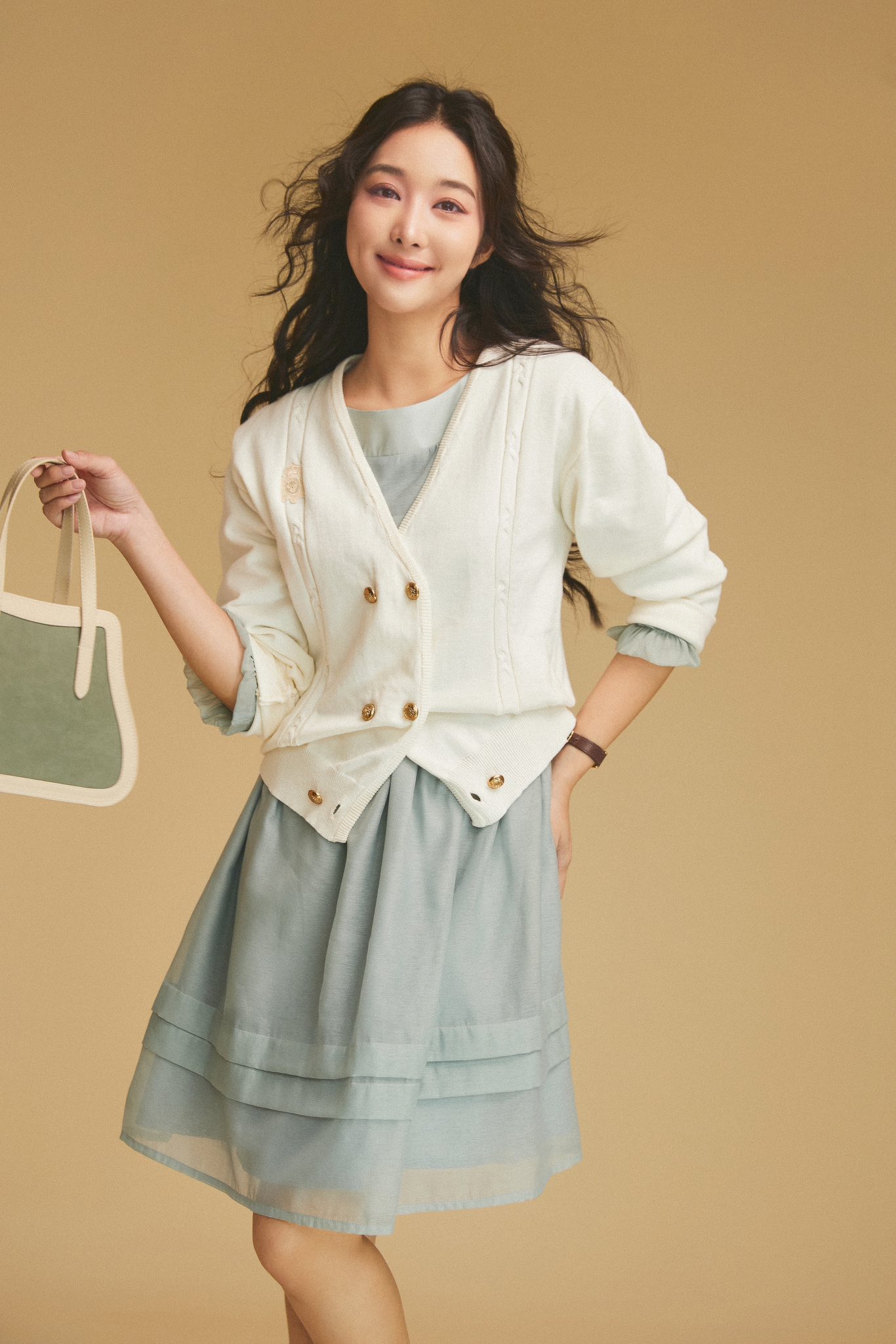 M&ugrave;a Thu diện cardigan mỏng l&agrave; đẹp nhất: Vừa dễ l&ecirc;n đồ c&ograve;n t&ocirc;n d&aacute;ng cực xinh- Ảnh 7.