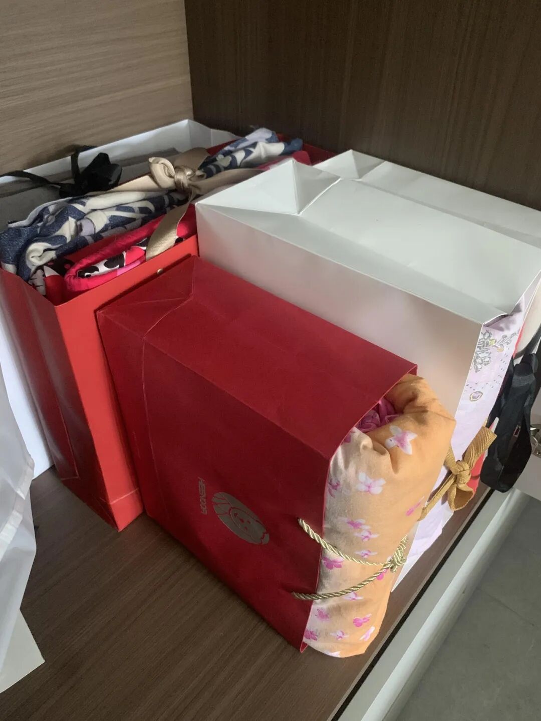 Không mua thêm hộp đựng, người phụ nữ trung niên vẫn khiến tủ chăn ga gọn đến khó tin: 9 cách tận dụng đồ có sẵn - Ảnh 4.