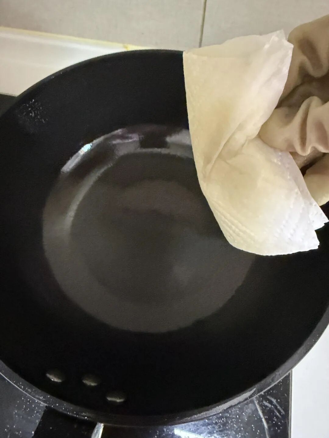 Dùng nồi hơn 10 năm vẫn sạch bóng: Cư dân mạng chia sẻ loạt mẹo vệ sinh, hóa ra quan trọng nhất không phải chà thật mạnh- Ảnh 4.