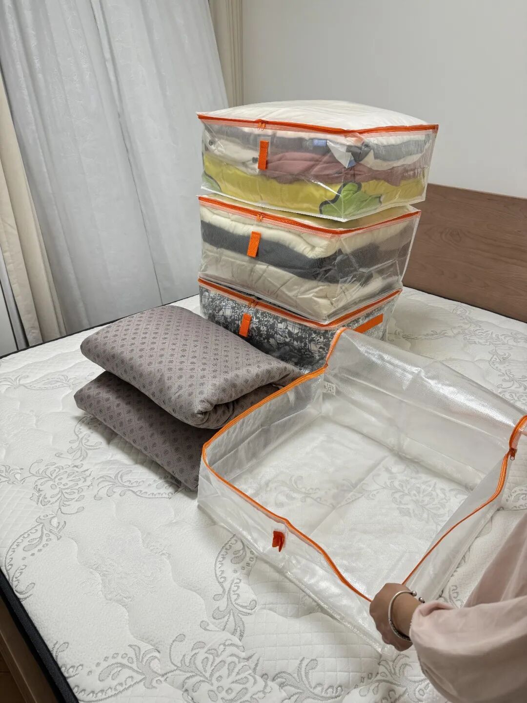 Không mua thêm hộp đựng, người phụ nữ trung niên vẫn khiến tủ chăn ga gọn đến khó tin: 9 cách tận dụng đồ có sẵn - Ảnh 11.