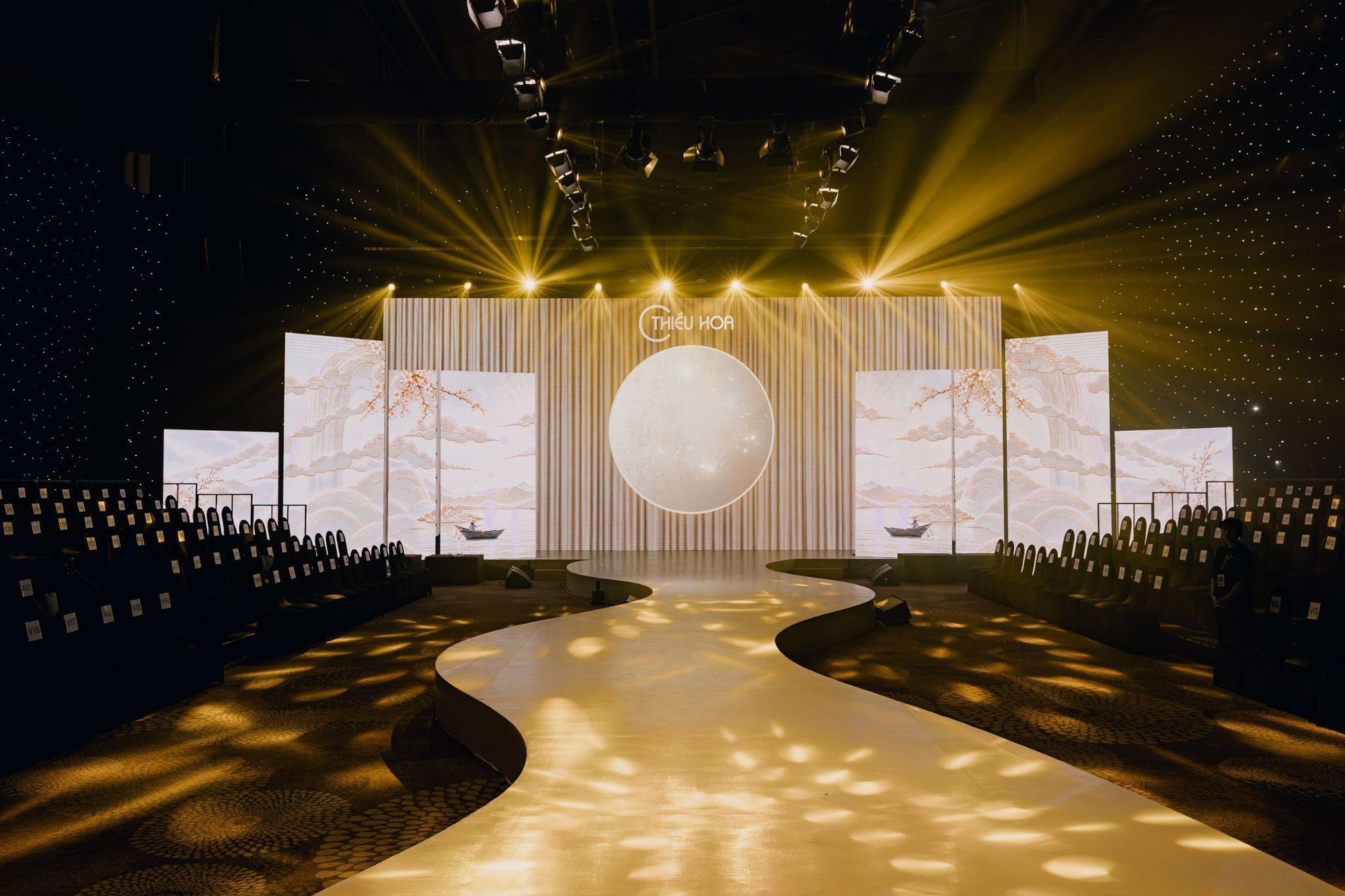 Soi d&agrave;n sao đ&igrave;nh đ&aacute;m đổ bộ Beyond Words: Ai đang chiếm s&oacute;ng fashion show đầu ti&ecirc;n của Thiều Hoa? - Ảnh 1.