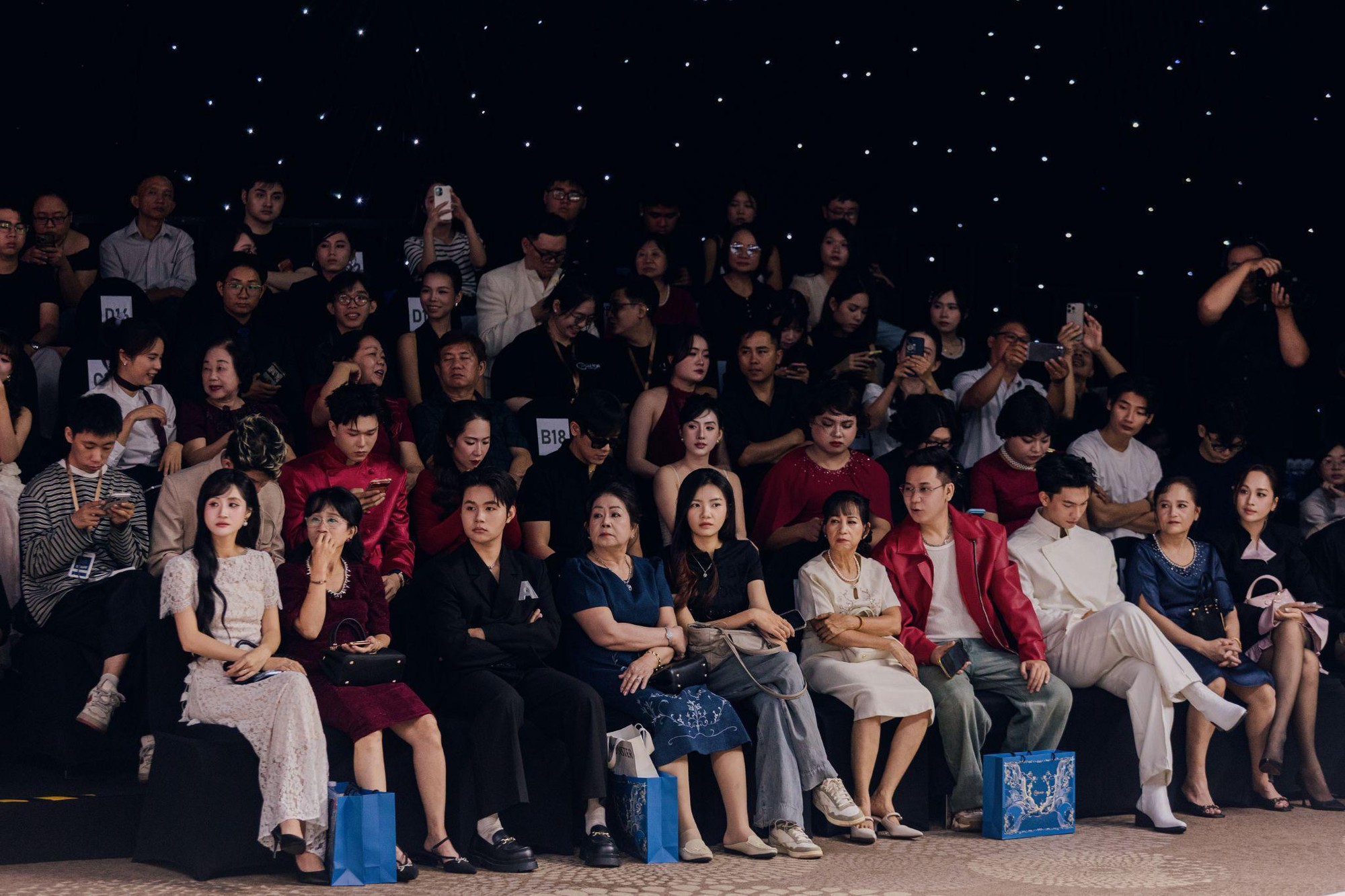 Soi d&agrave;n sao đ&igrave;nh đ&aacute;m đổ bộ Beyond Words: Ai đang chiếm s&oacute;ng fashion show đầu ti&ecirc;n của Thiều Hoa? - Ảnh 2.