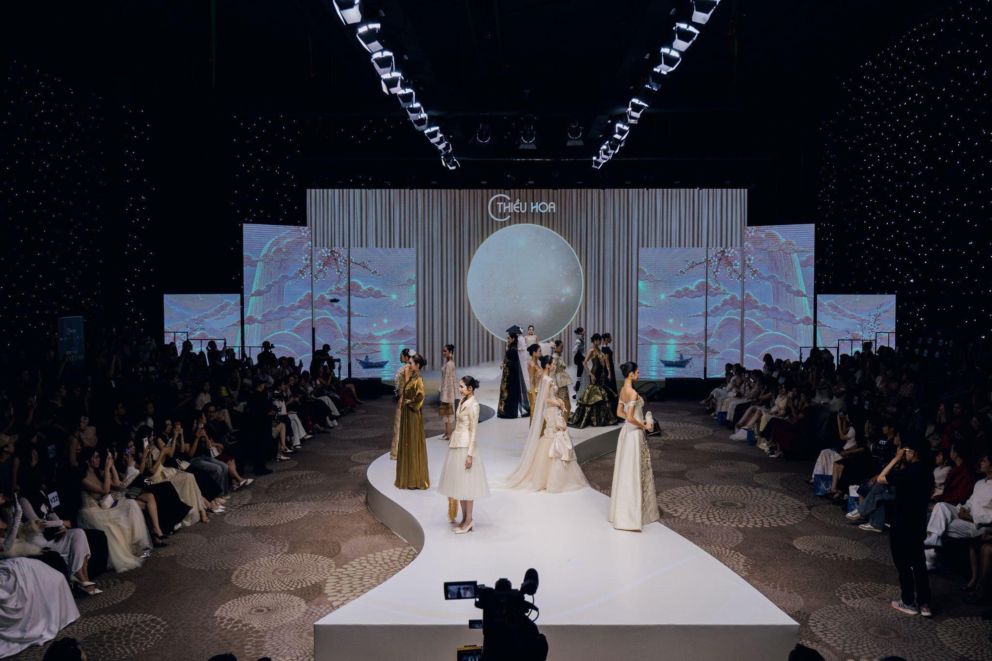Soi d&agrave;n sao đ&igrave;nh đ&aacute;m đổ bộ Beyond Words: Ai đang chiếm s&oacute;ng fashion show đầu ti&ecirc;n của Thiều Hoa? - Ảnh 3.