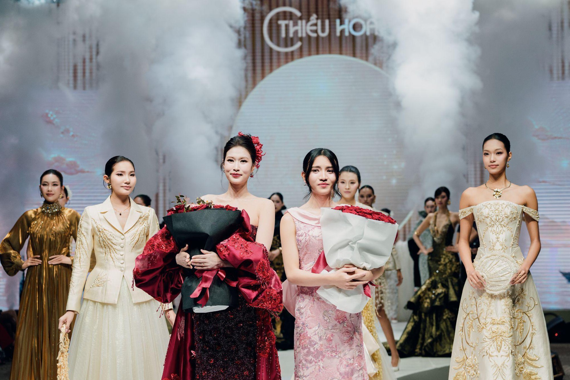 Soi d&agrave;n sao đ&igrave;nh đ&aacute;m đổ bộ Beyond Words: Ai đang chiếm s&oacute;ng fashion show đầu ti&ecirc;n của Thiều Hoa? - Ảnh 4.