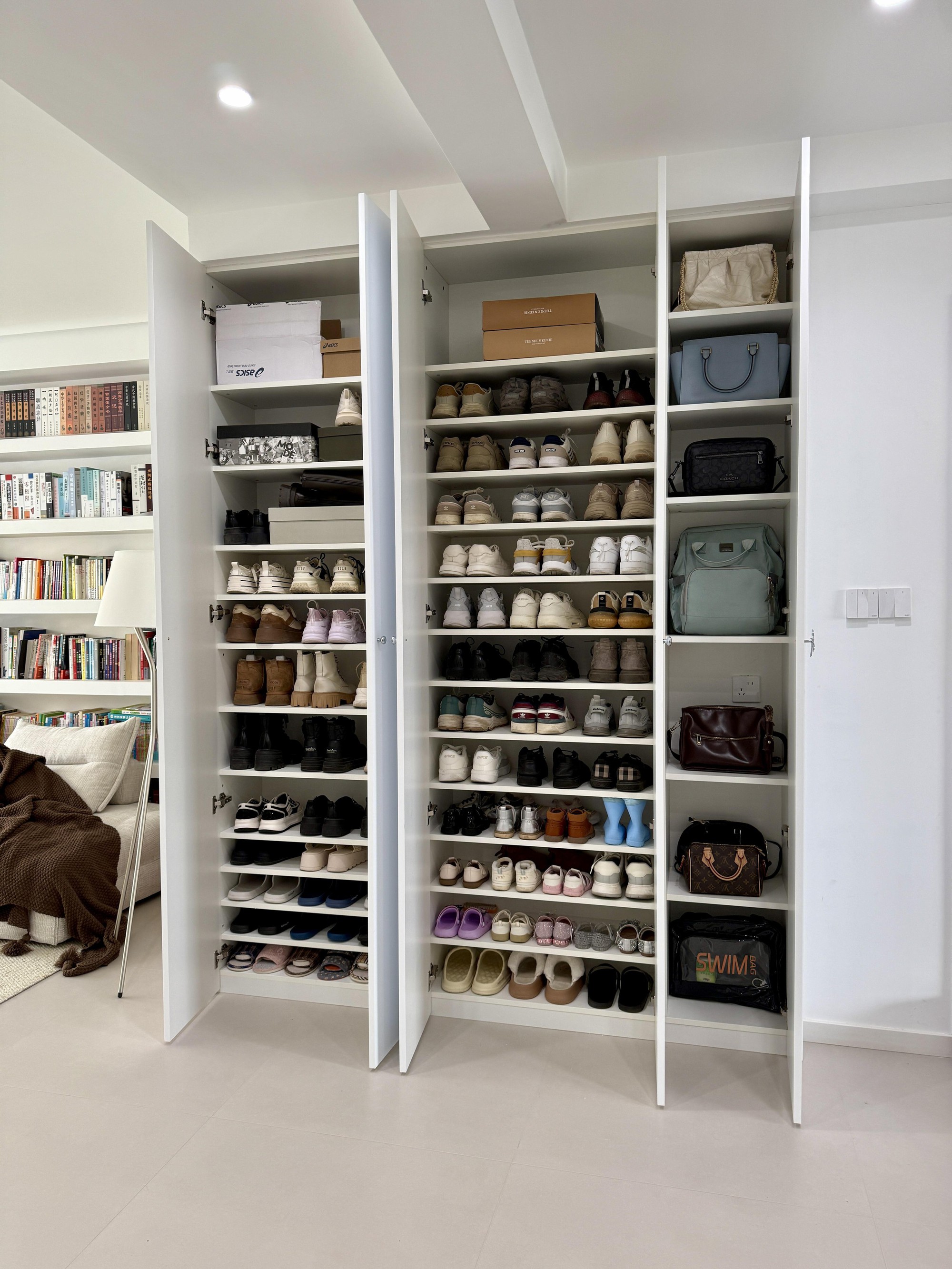 Sau 2 năm ở mới thấy 6 kiểu tủ này đáng tiền đến mức nào: Không cần đóng nhiều, sức chứa vẫn có thể tăng gấp đôi - Ảnh 1.